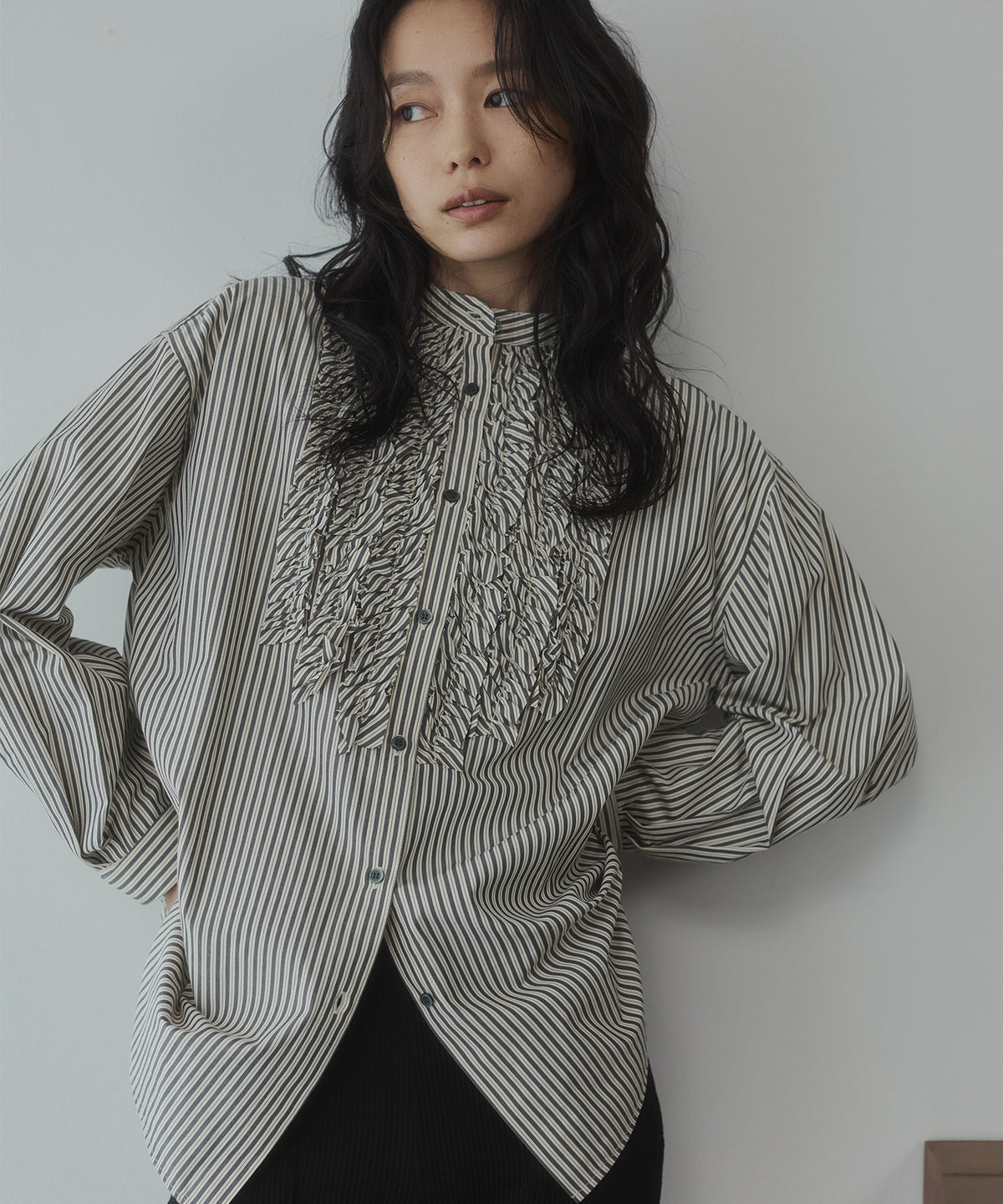[LIMITED] SLUB-DENIM STRIPED RUFFLED SHIRT