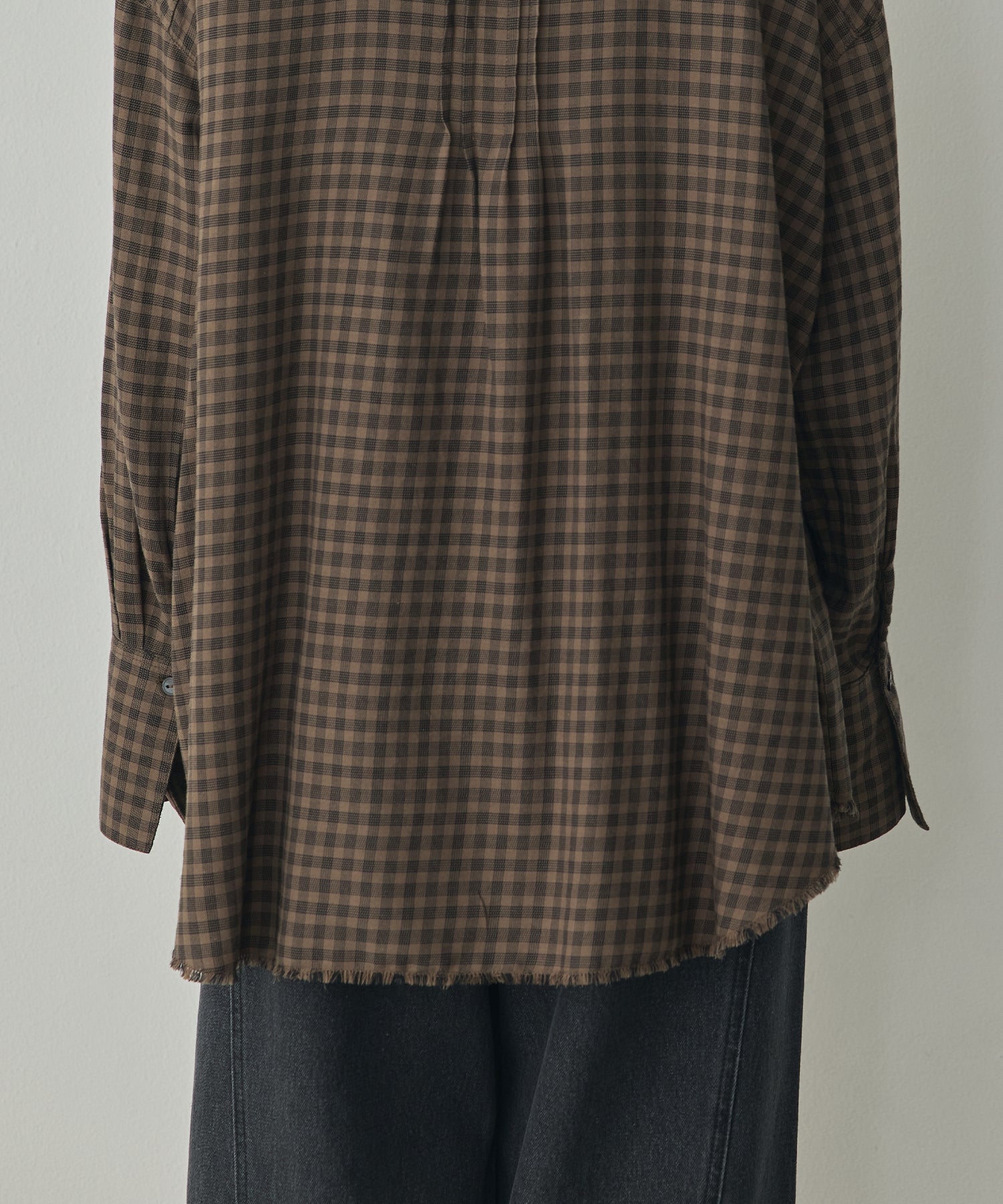 CHECKERED TUCKED-IN SHIRT