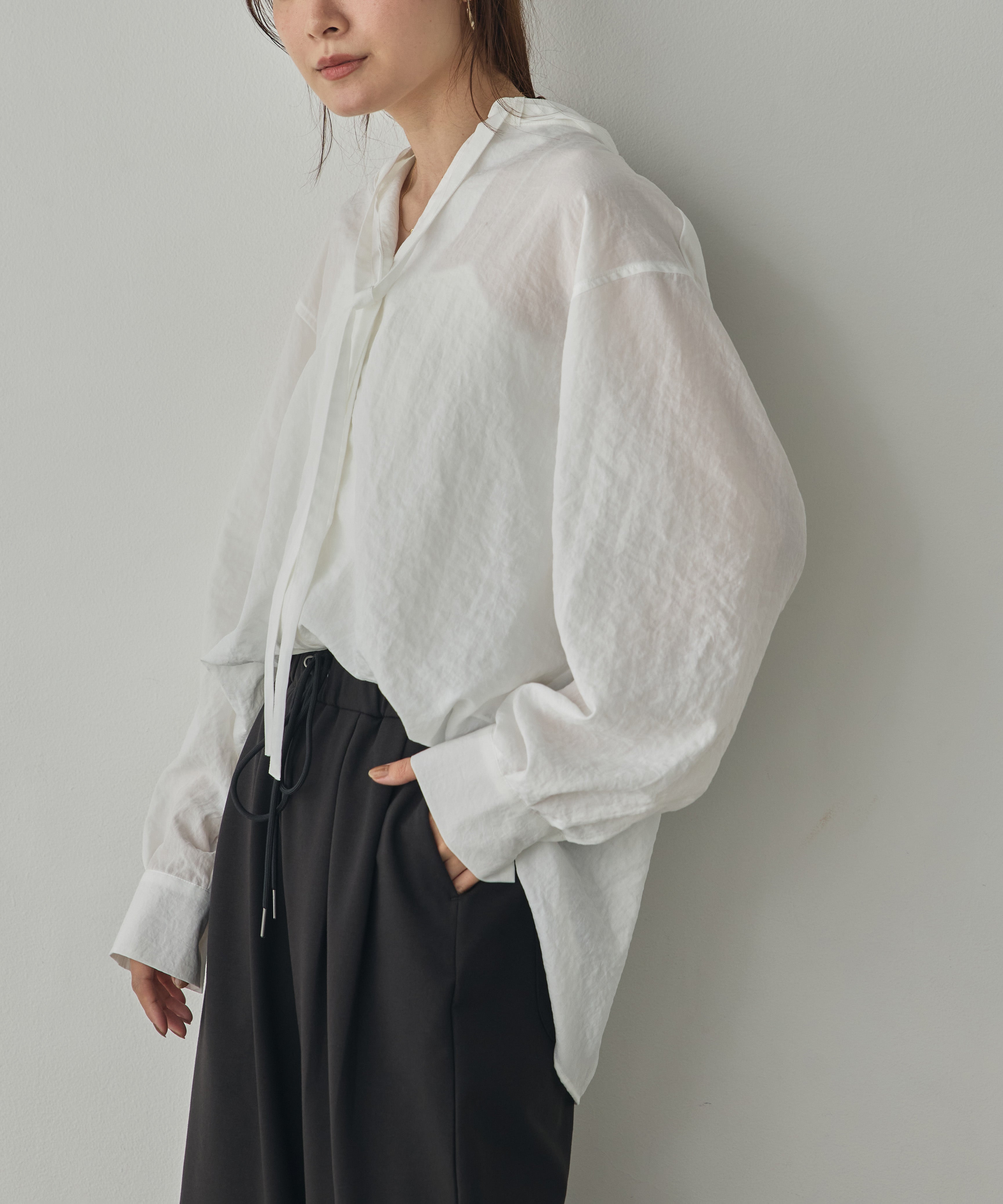 2WAY BACK-GATHERED BOW-TIE BLOUSE