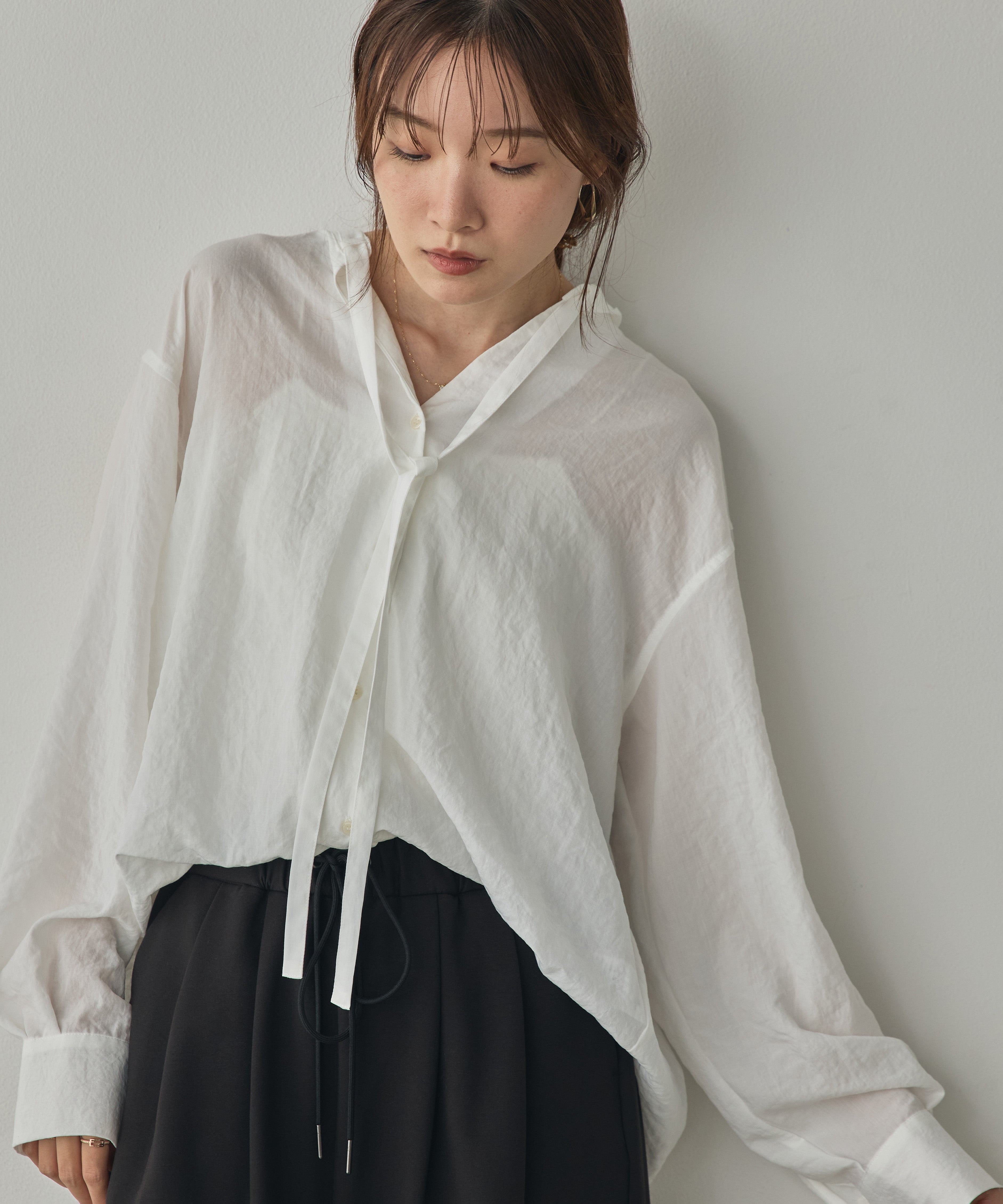 2WAY BACK-GATHERED BOW-TIE BLOUSE