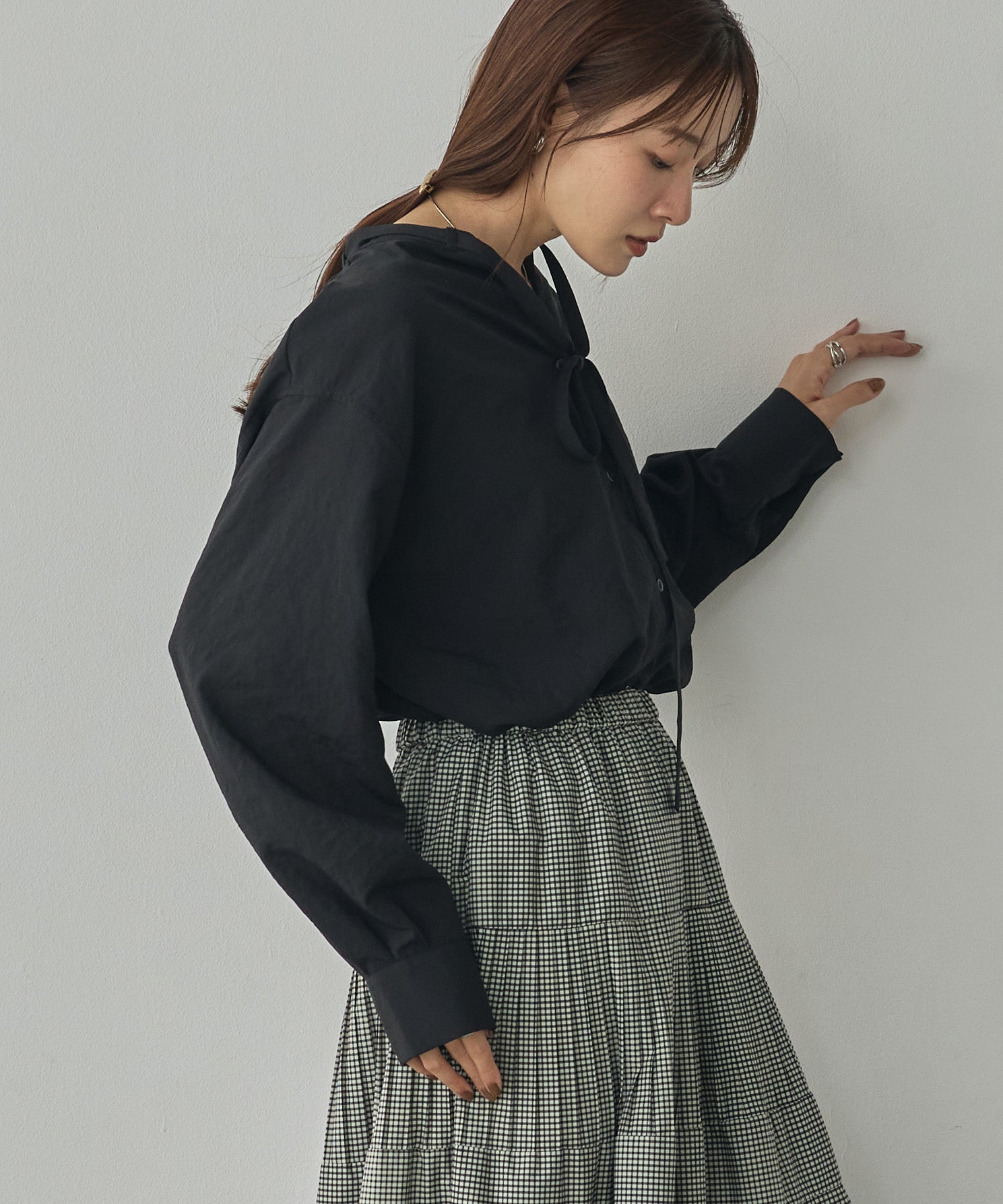 2WAY BACK-GATHERED BOW-TIE BLOUSE