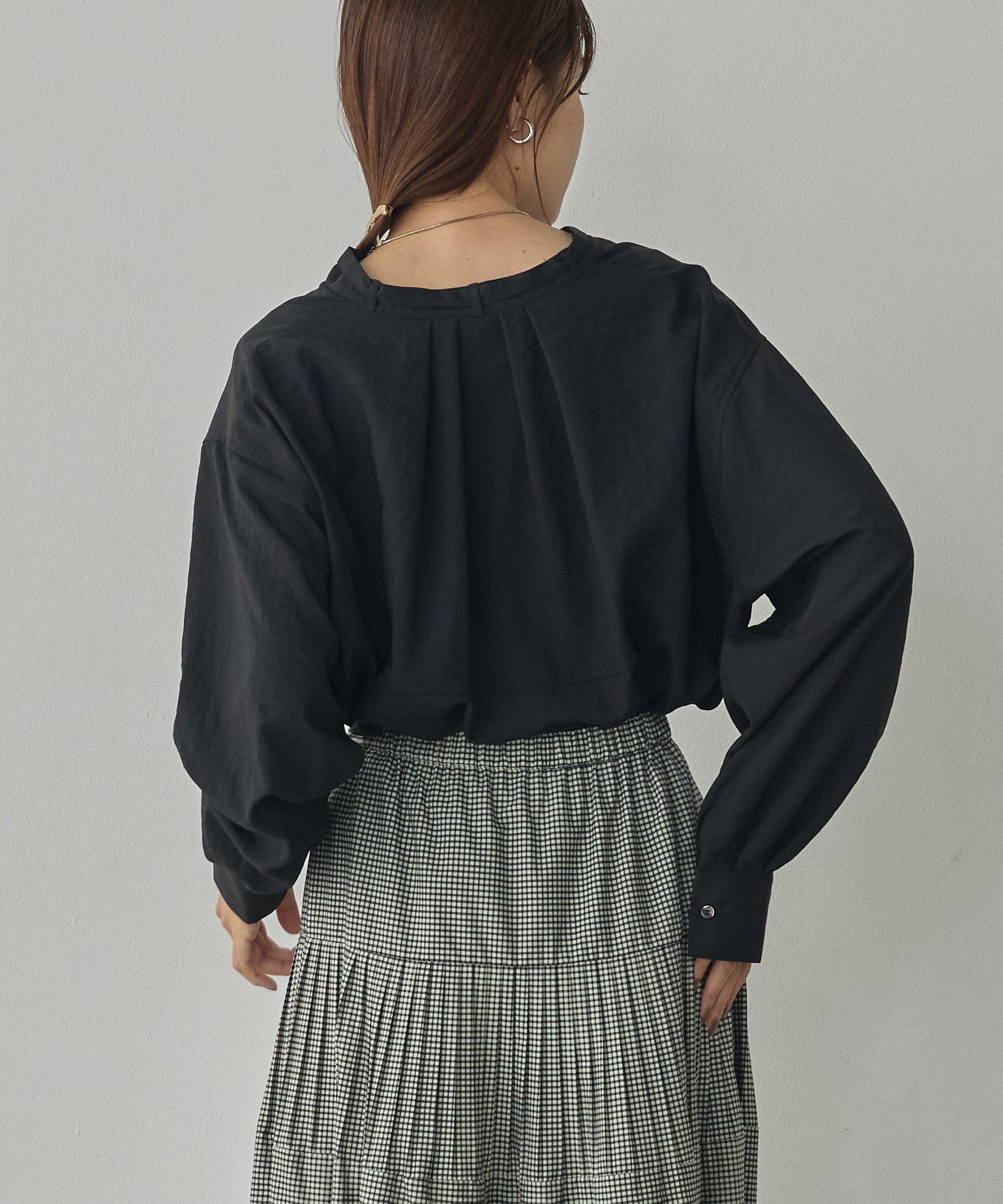 2WAY BACK-GATHERED BOW-TIE BLOUSE