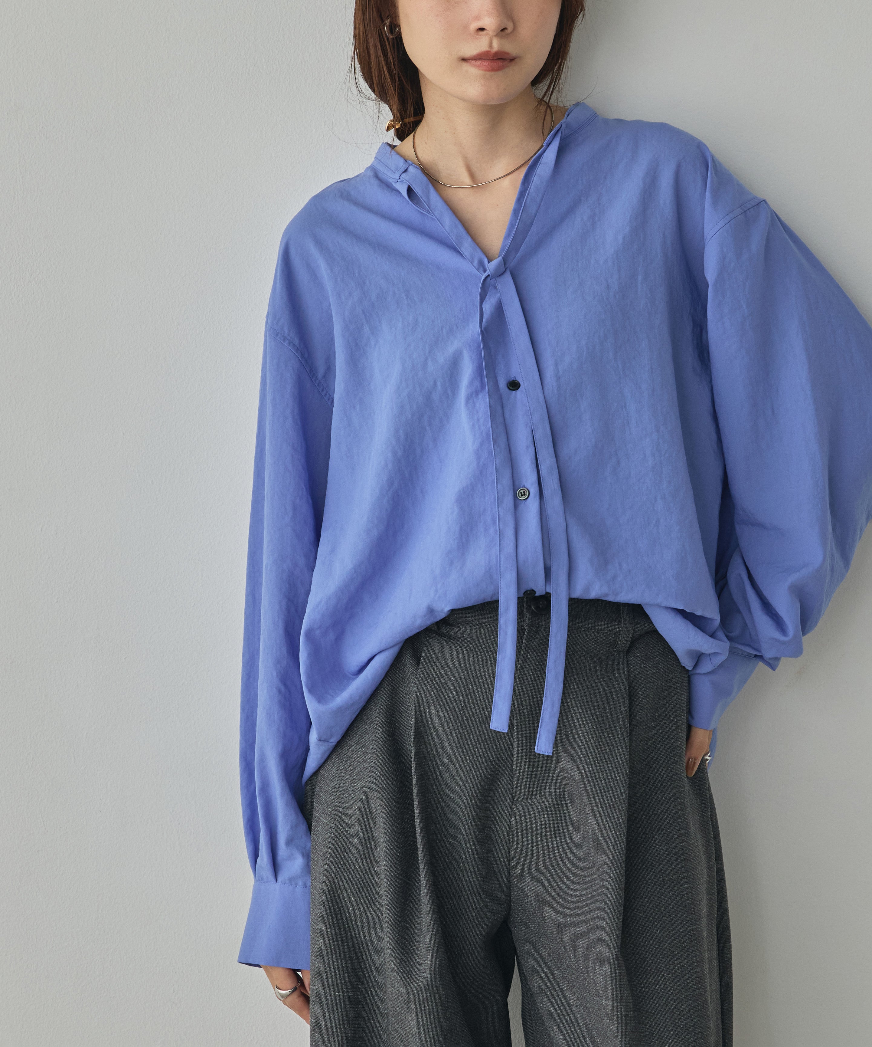 2WAY BACK-GATHERED BOW-TIE BLOUSE