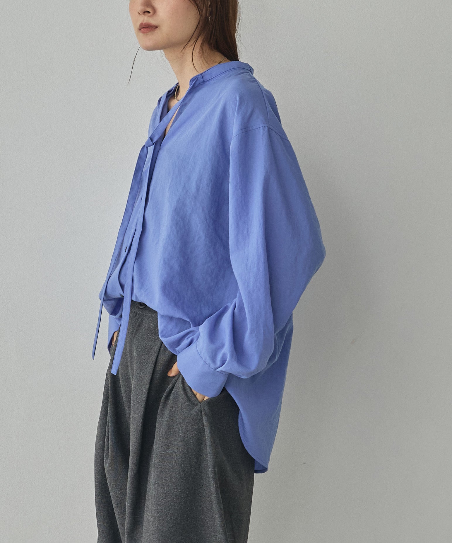 2WAY BACK-GATHERED BOW-TIE BLOUSE