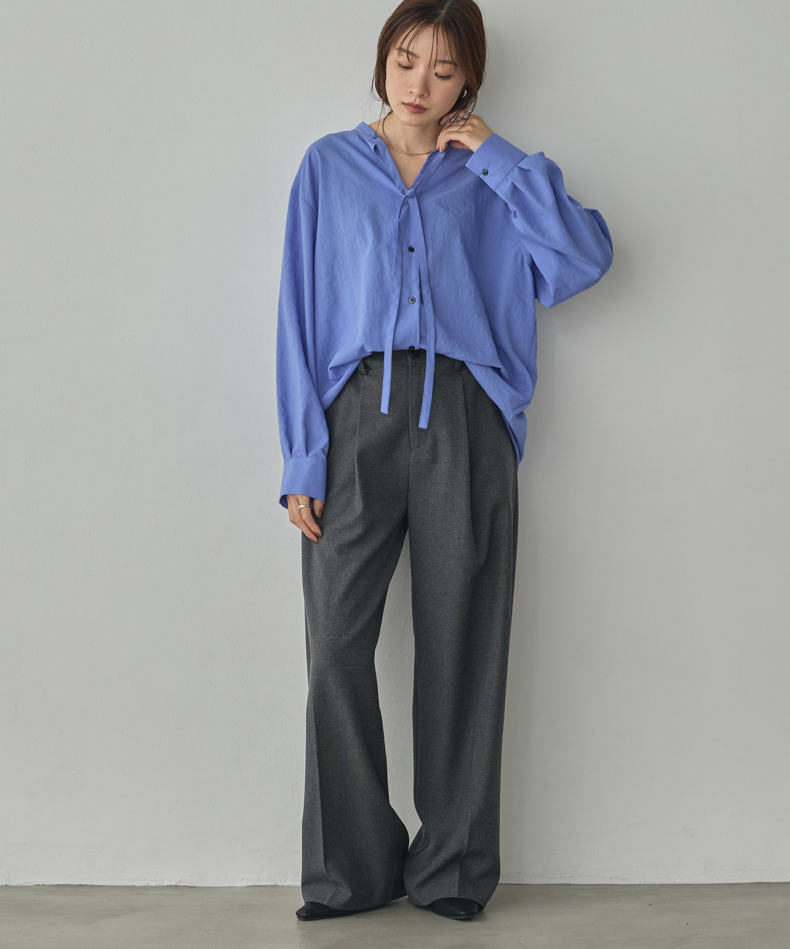 2WAY BACK-GATHERED BOW-TIE BLOUSE