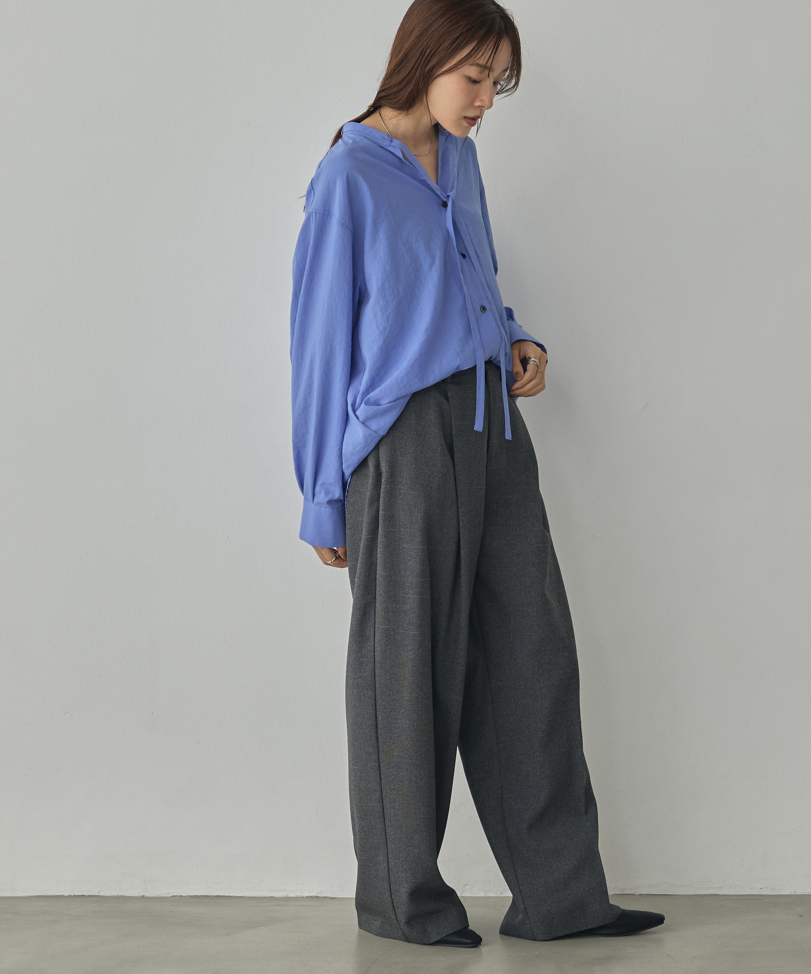 2WAY BACK-GATHERED BOW-TIE BLOUSE