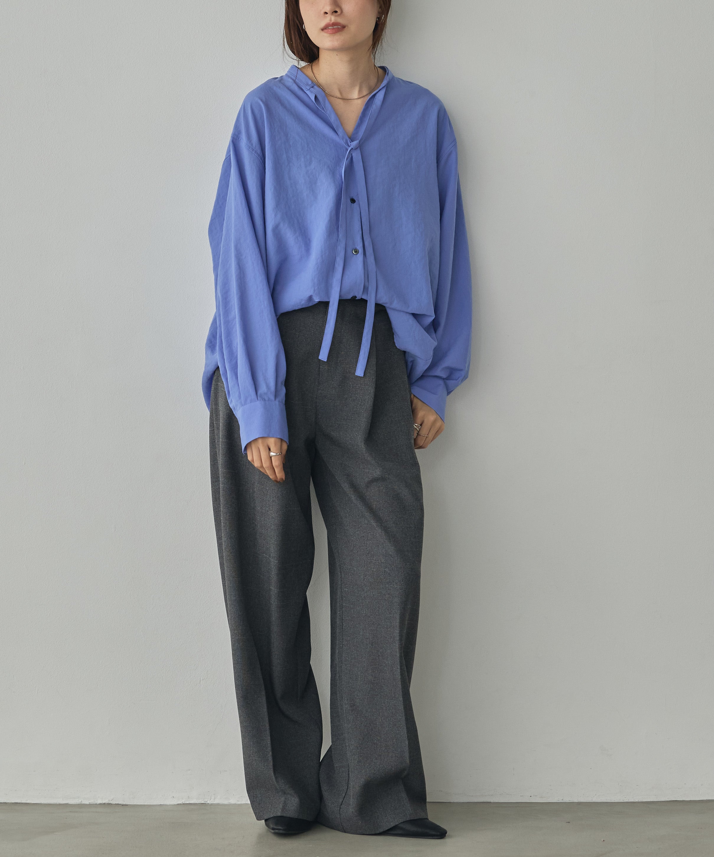 2WAY BACK-GATHERED BOW-TIE BLOUSE