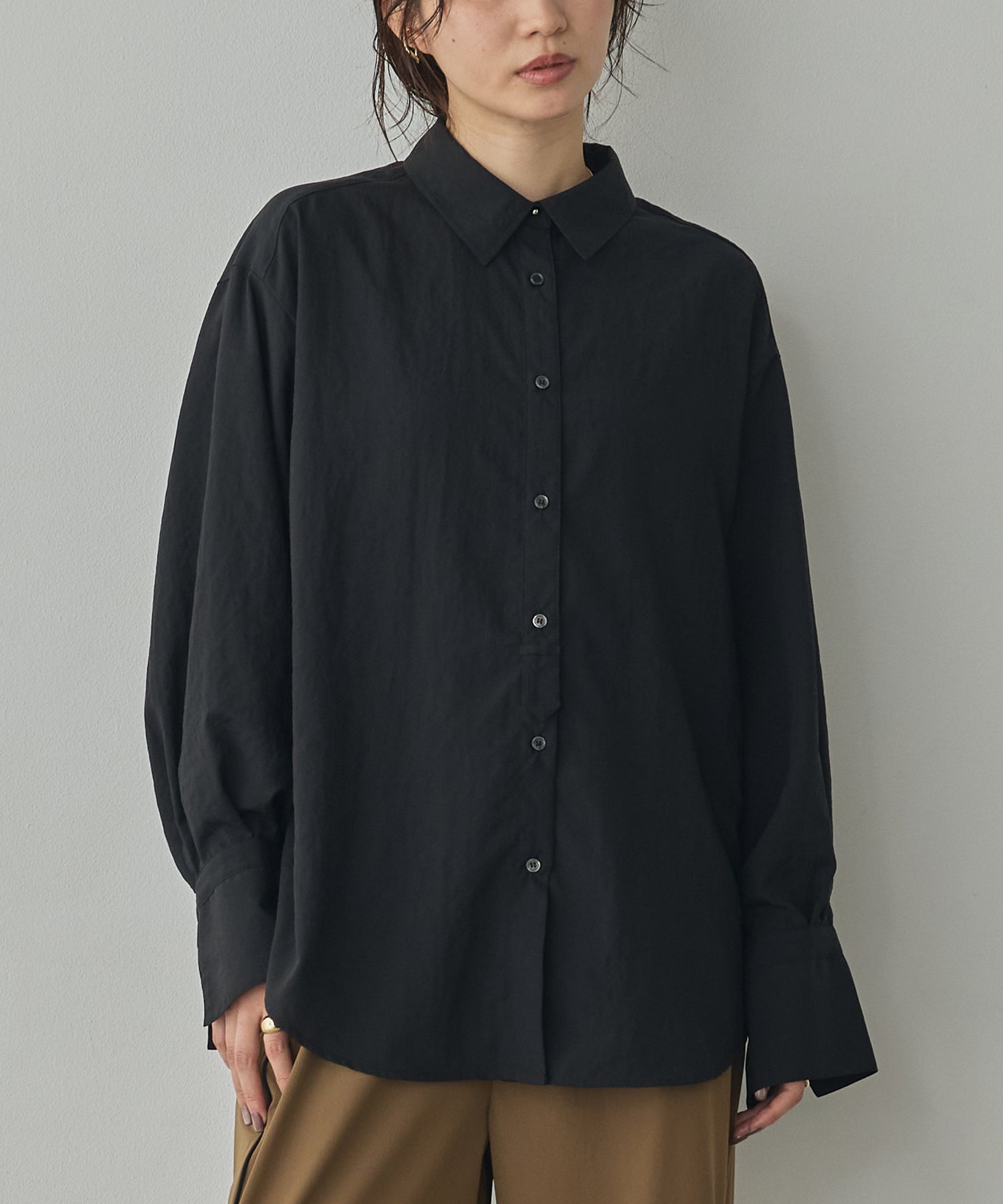 BACK-TUCK CUFFS SHIRT