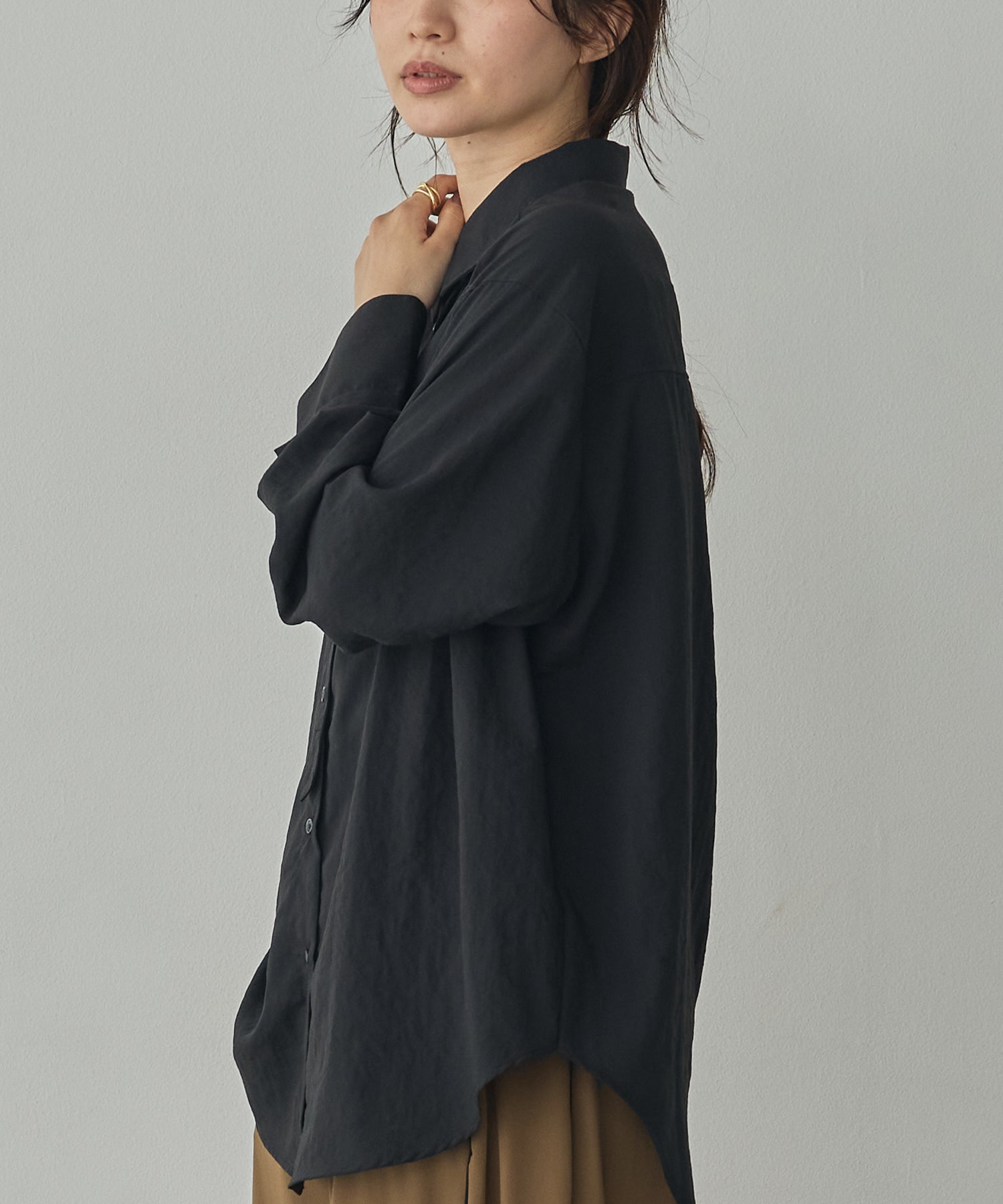 BACK-TUCK CUFFS SHIRT