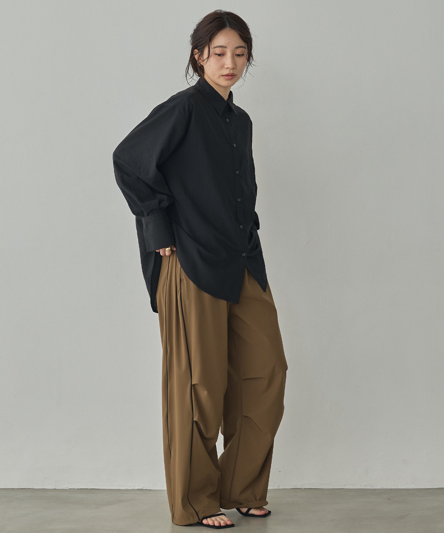 BACK-TUCK CUFFS SHIRT
