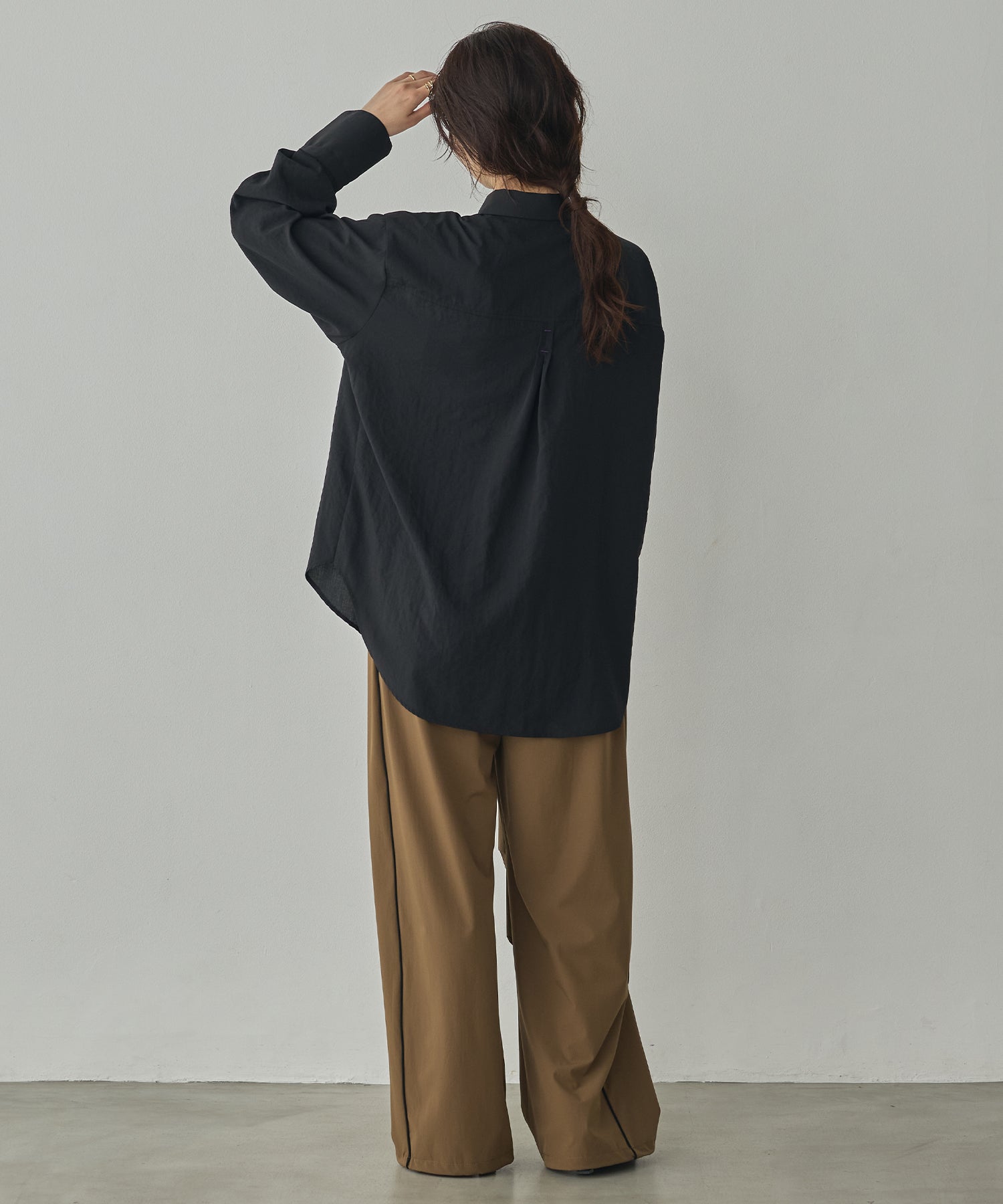 BACK-TUCK CUFFS SHIRT