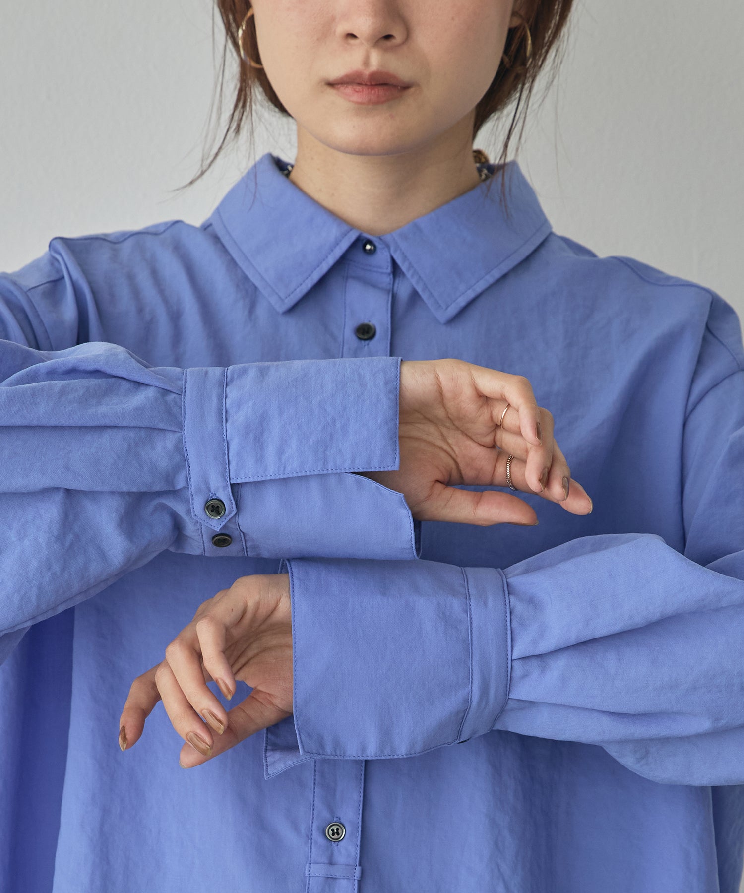 BACK-TUCK CUFFS SHIRT