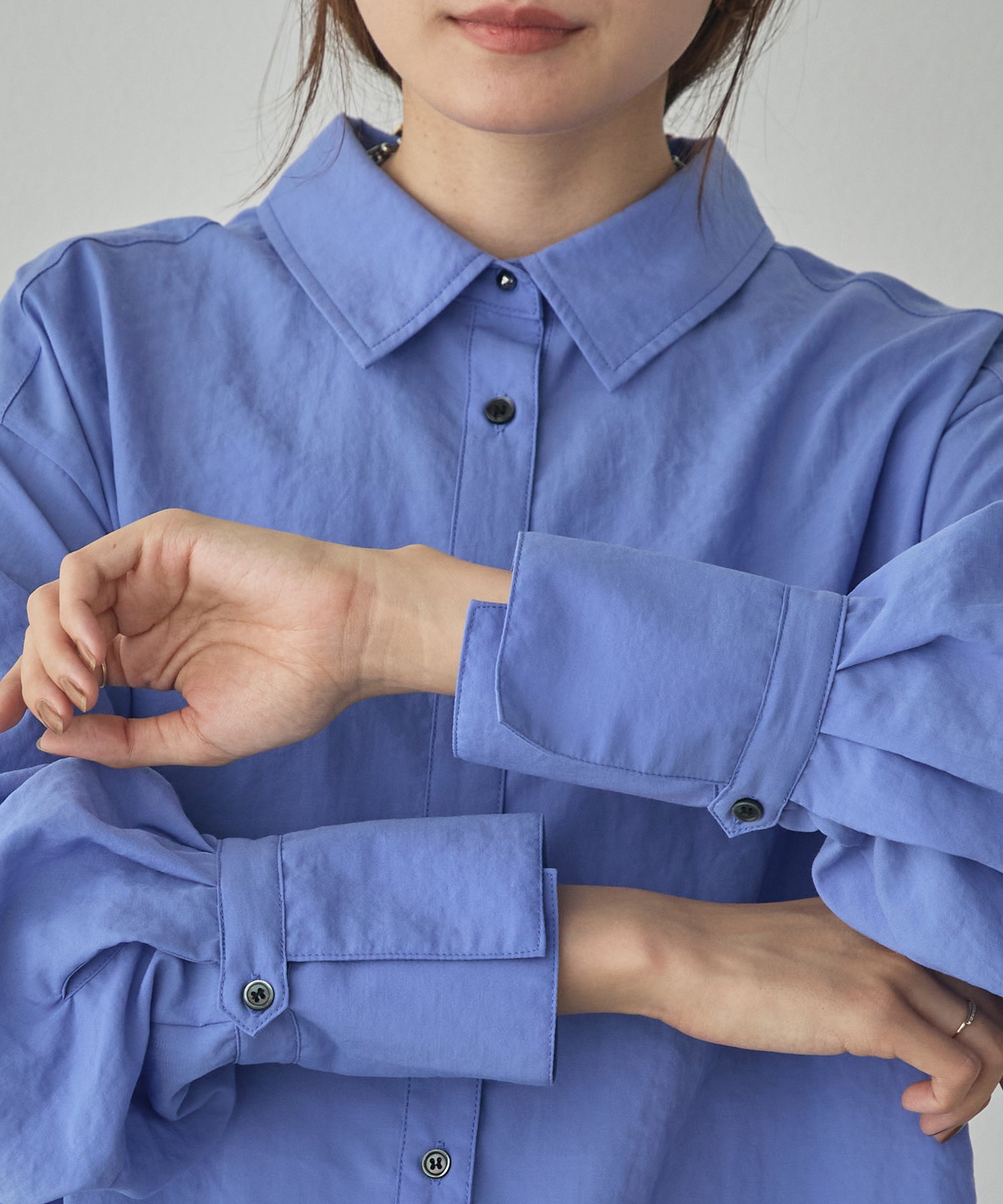 BACK-TUCK CUFFS SHIRT