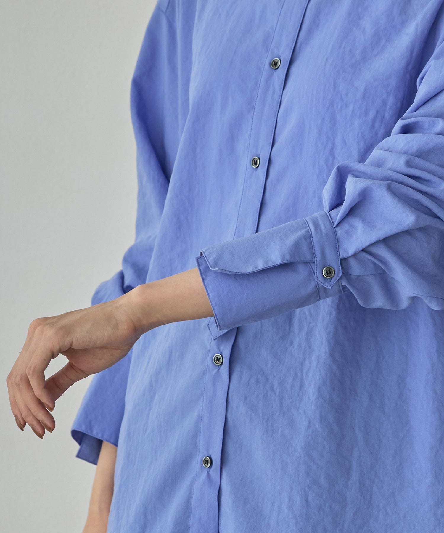 BACK-TUCK CUFFS SHIRT