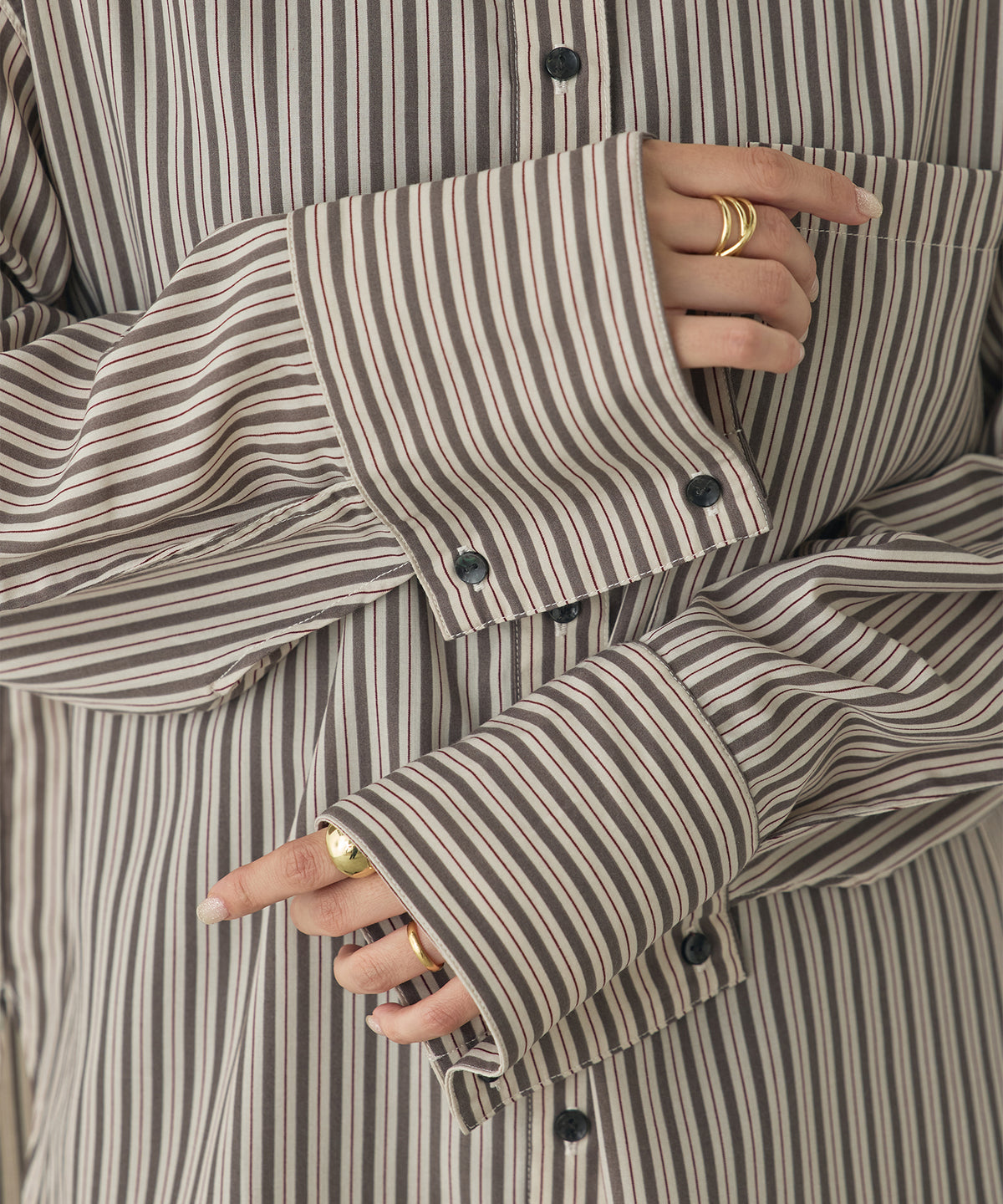 TUCK SLEEVE SHIRT