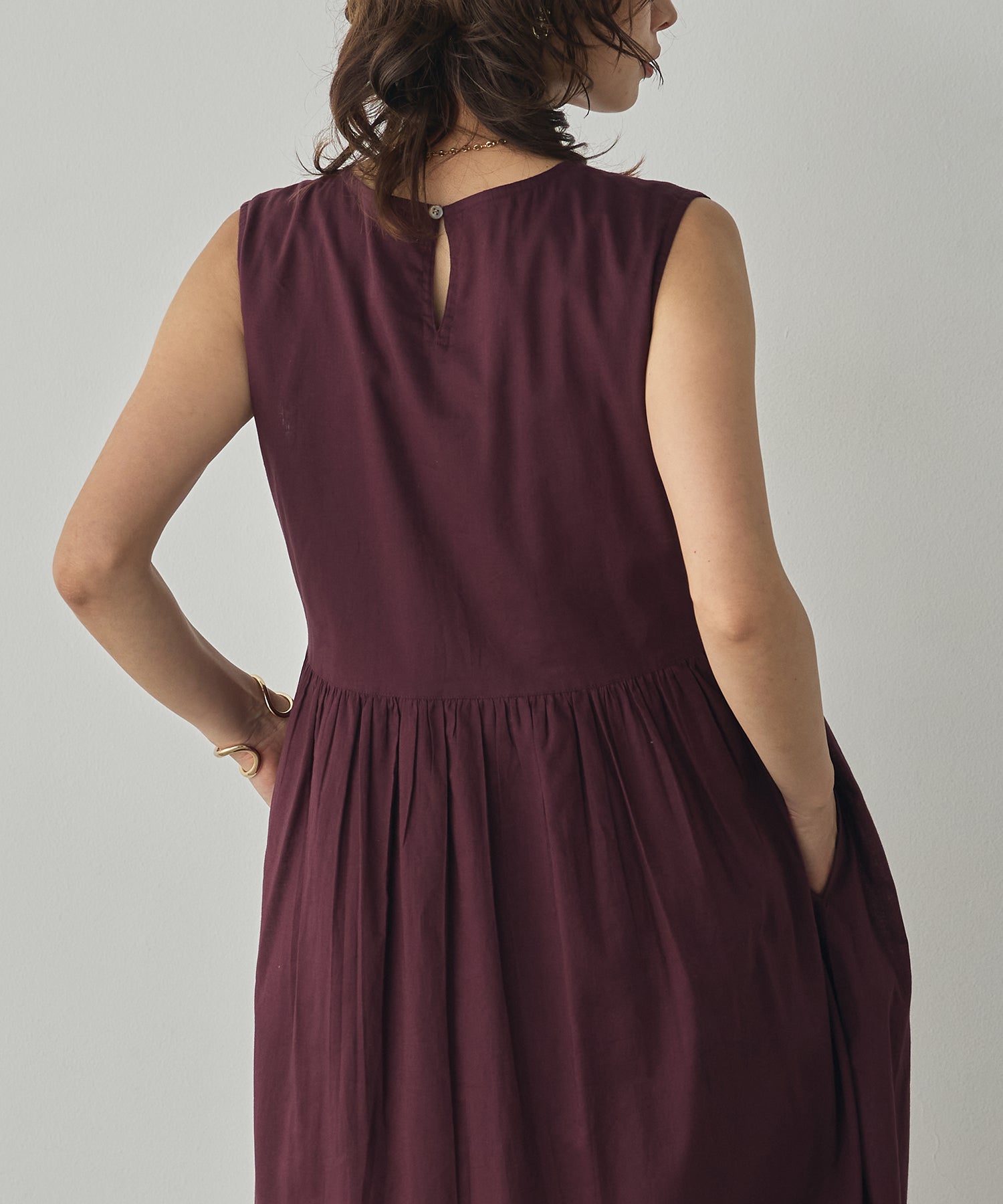 PINTUCK SLEEVELESS ONE-PIECE