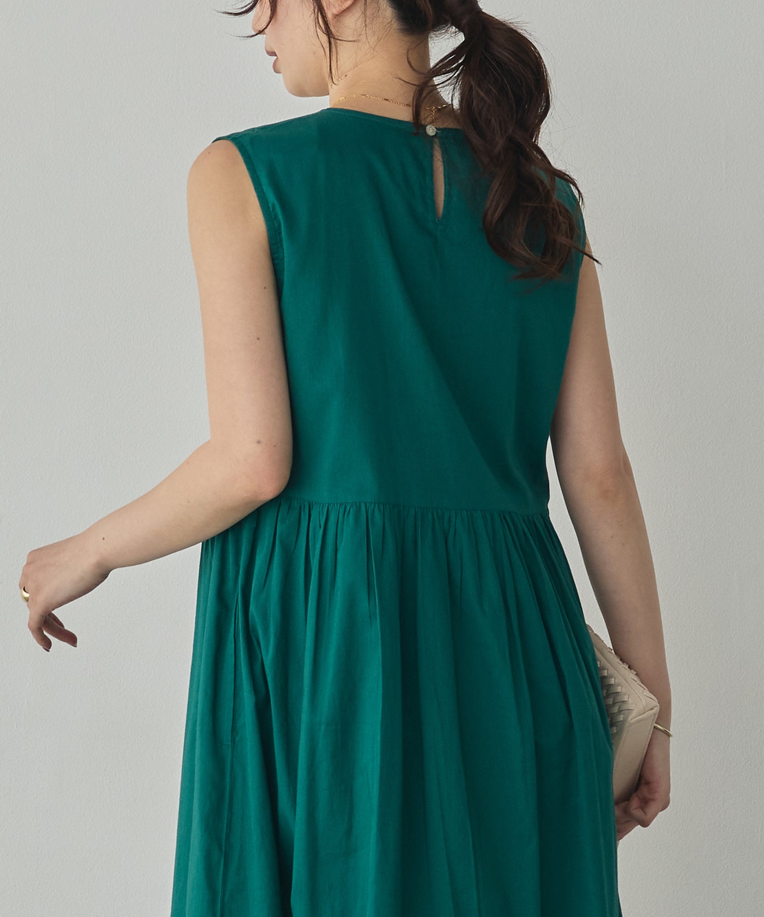 PINTUCK SLEEVELESS ONE-PIECE