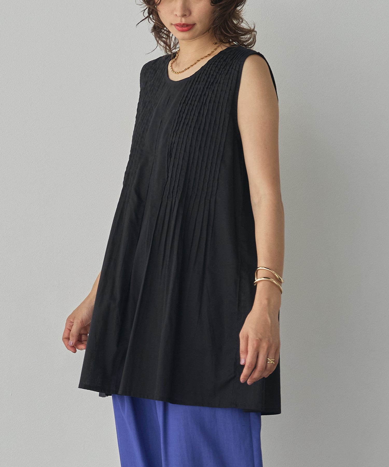 PINTUCK SLEEVELESS BLOUSE
