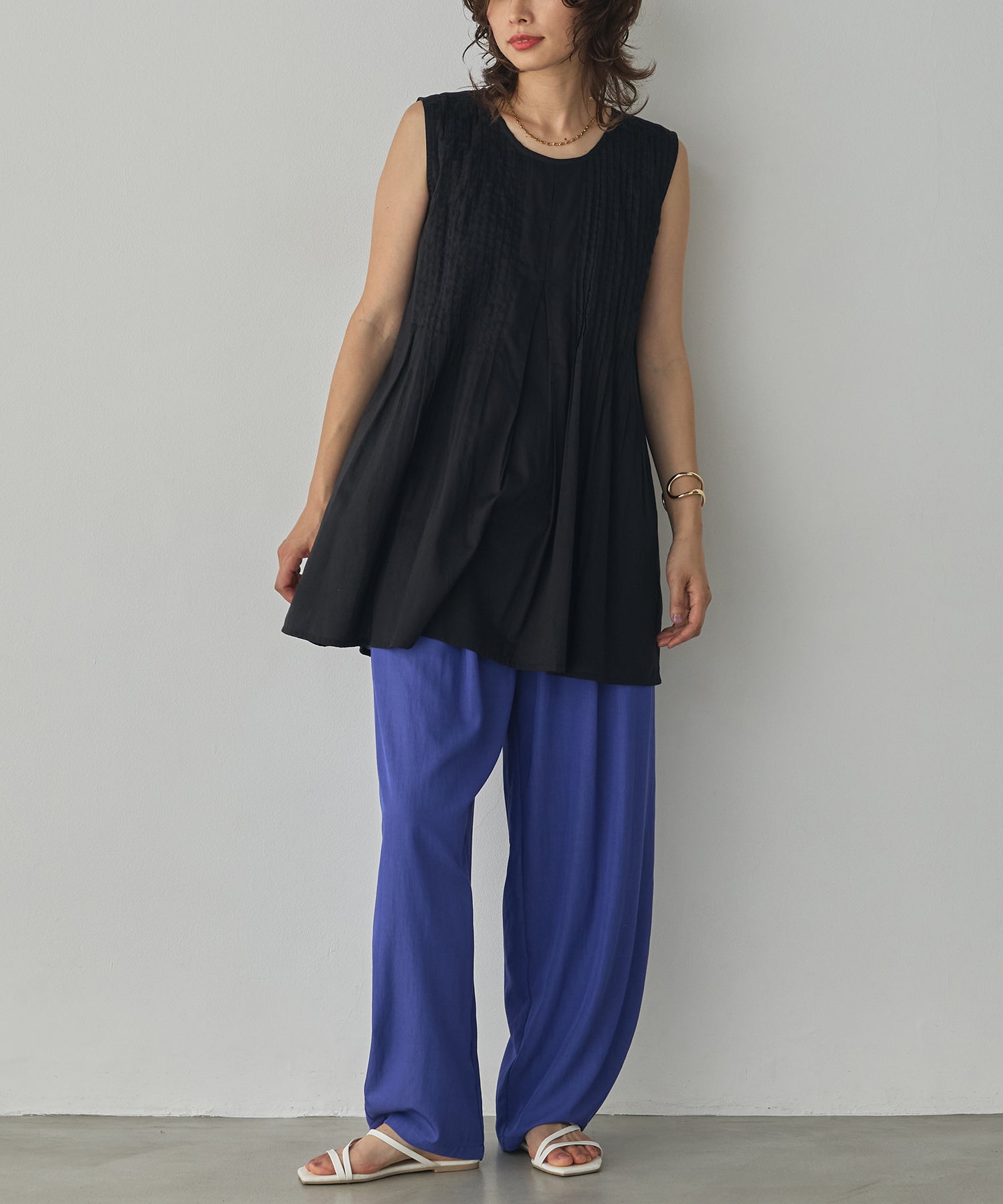 PINTUCK SLEEVELESS BLOUSE