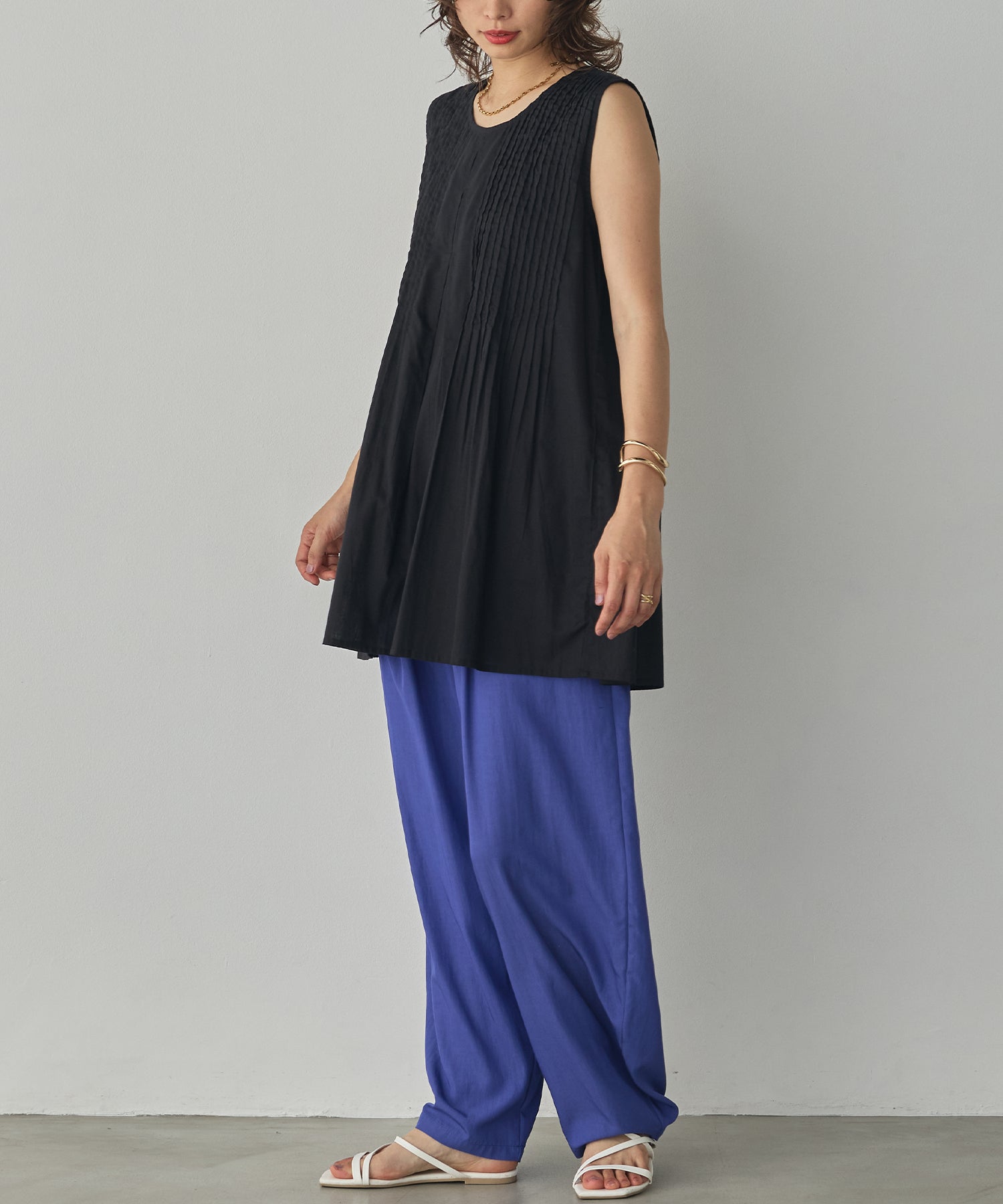 PINTUCK SLEEVELESS BLOUSE