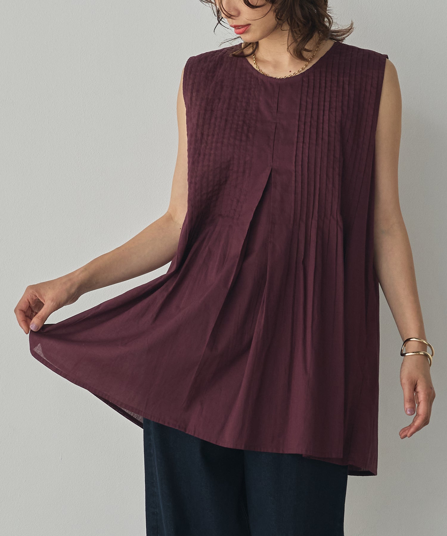 PINTUCK SLEEVELESS BLOUSE