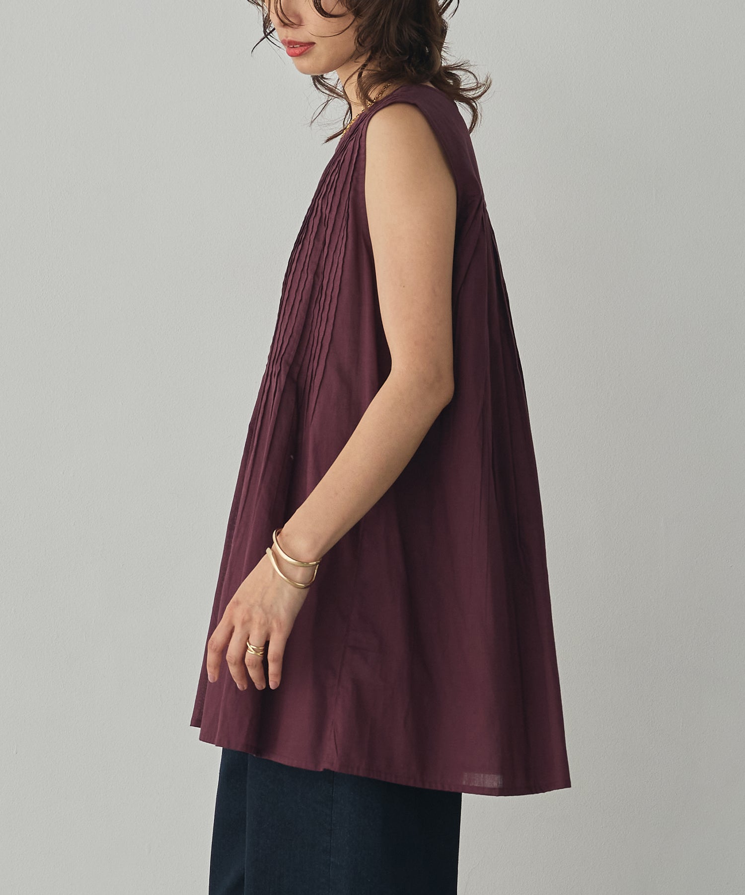 PINTUCK SLEEVELESS BLOUSE