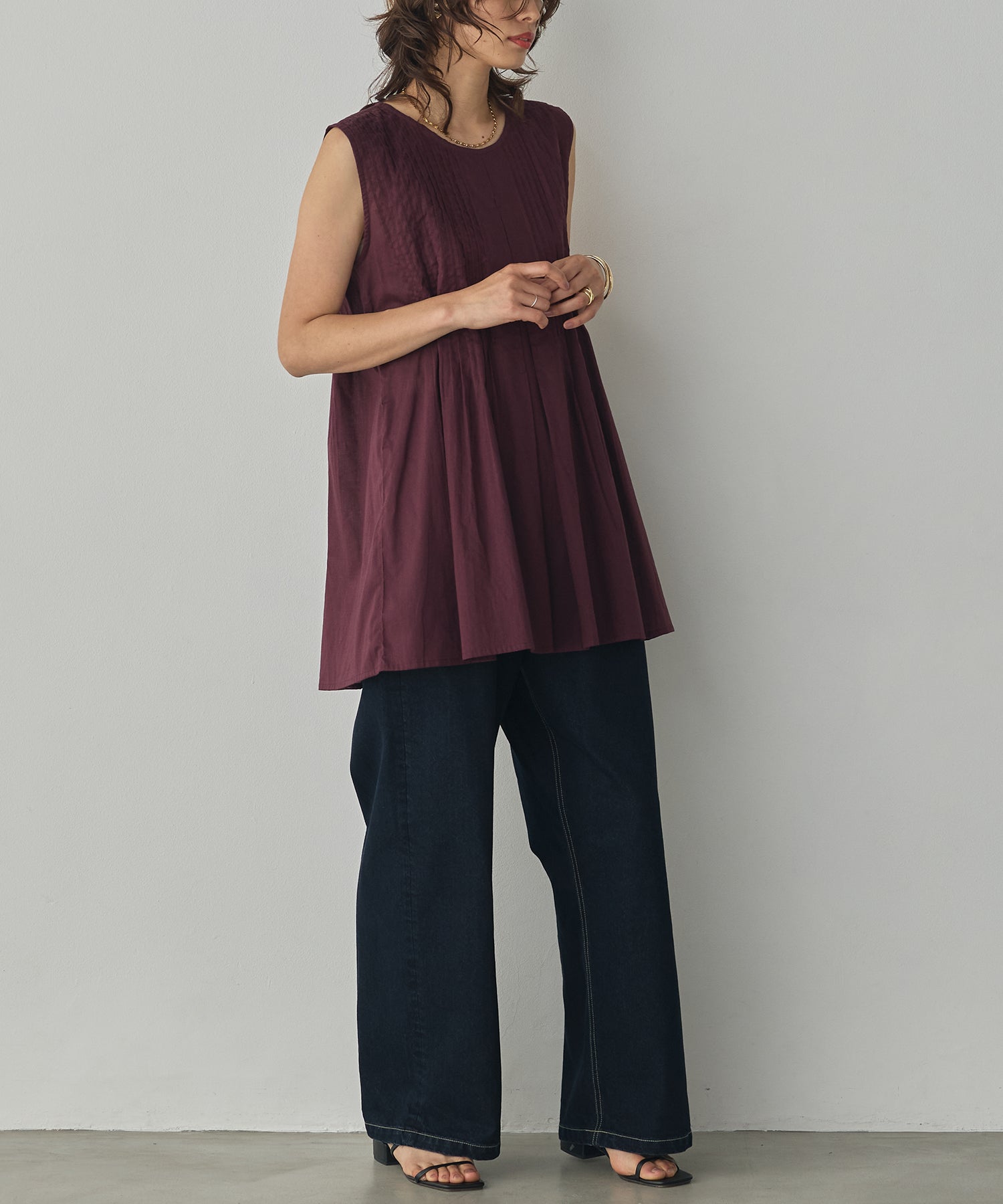 PINTUCK SLEEVELESS BLOUSE