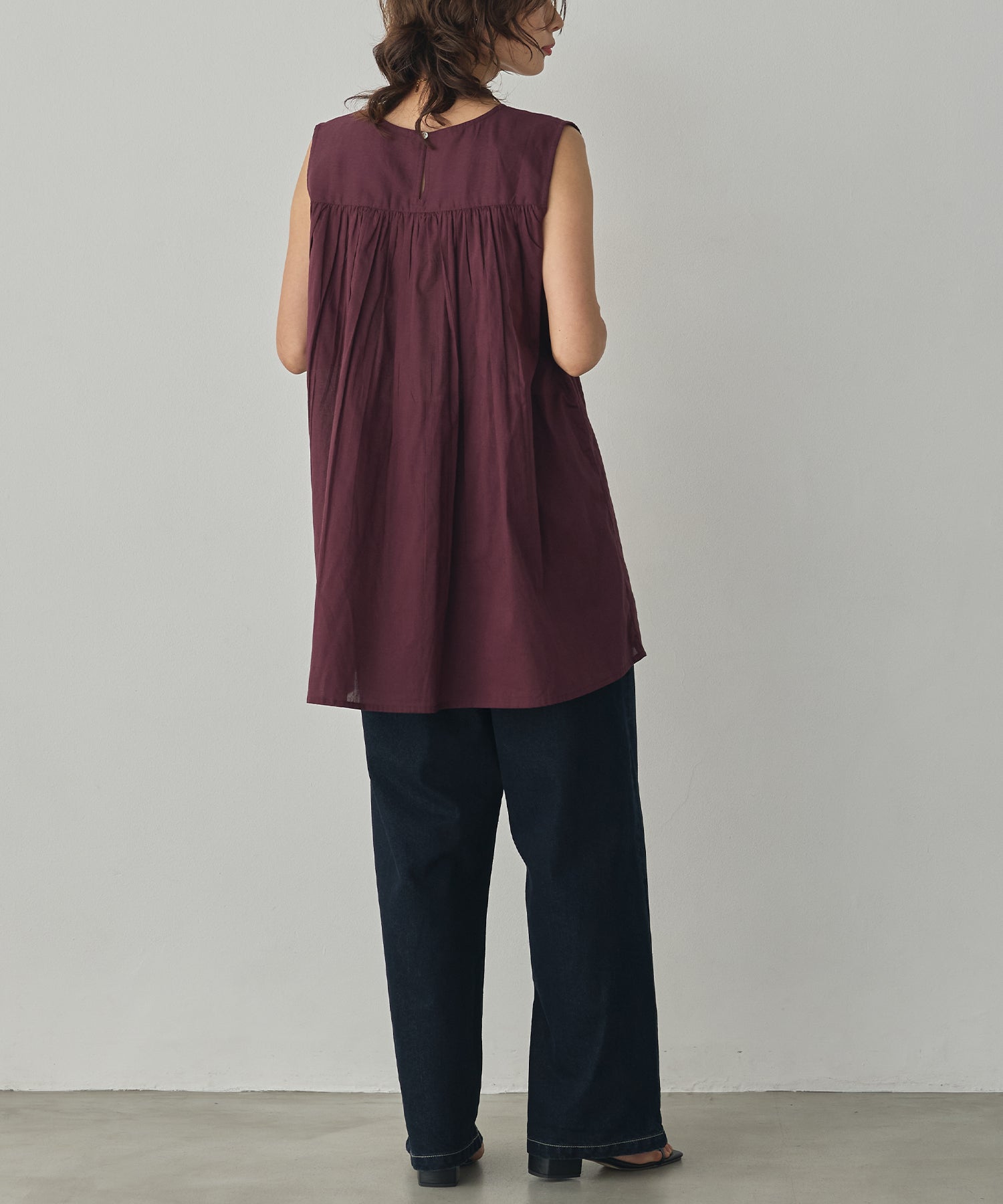 PINTUCK SLEEVELESS BLOUSE