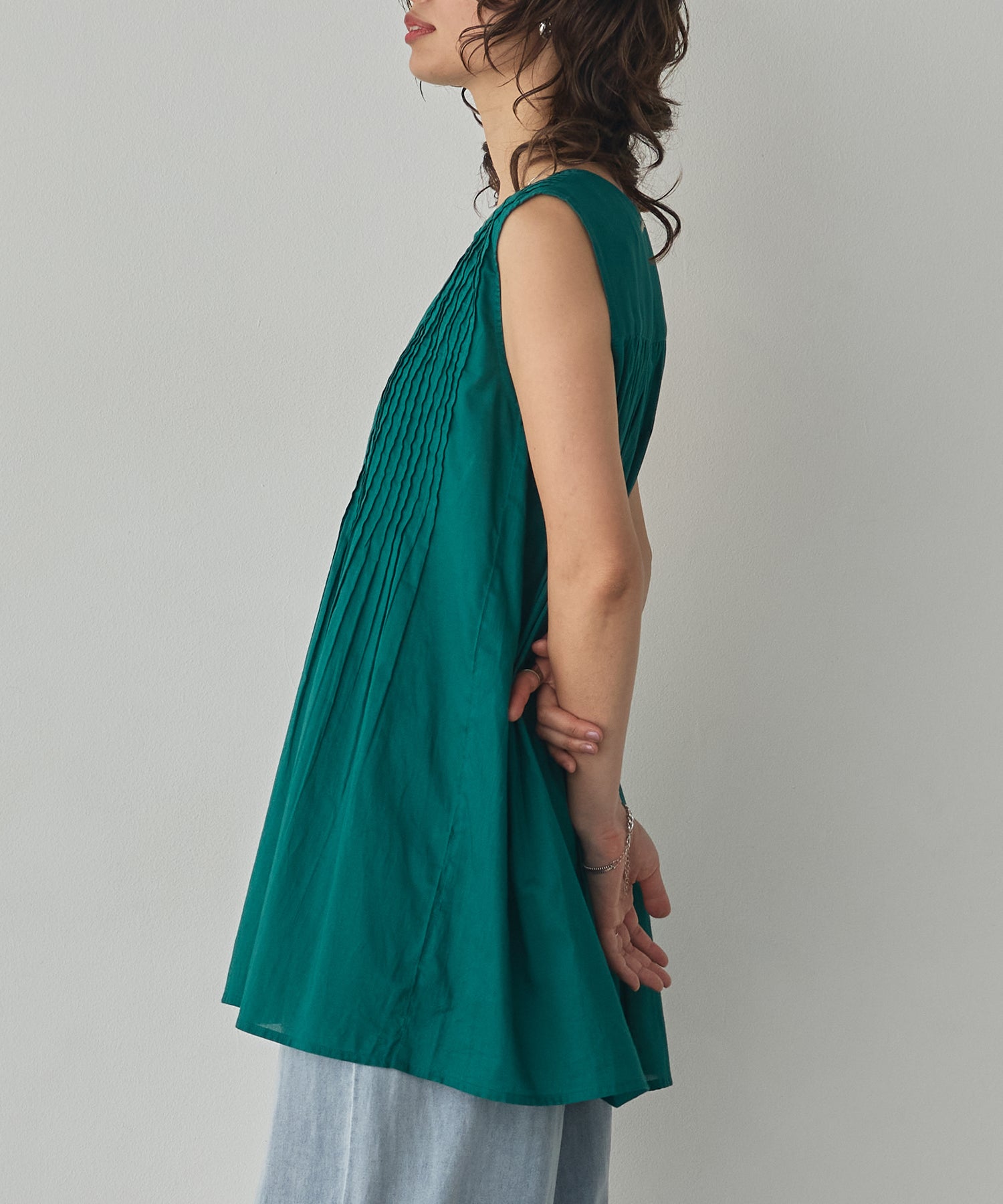 PINTUCK SLEEVELESS BLOUSE
