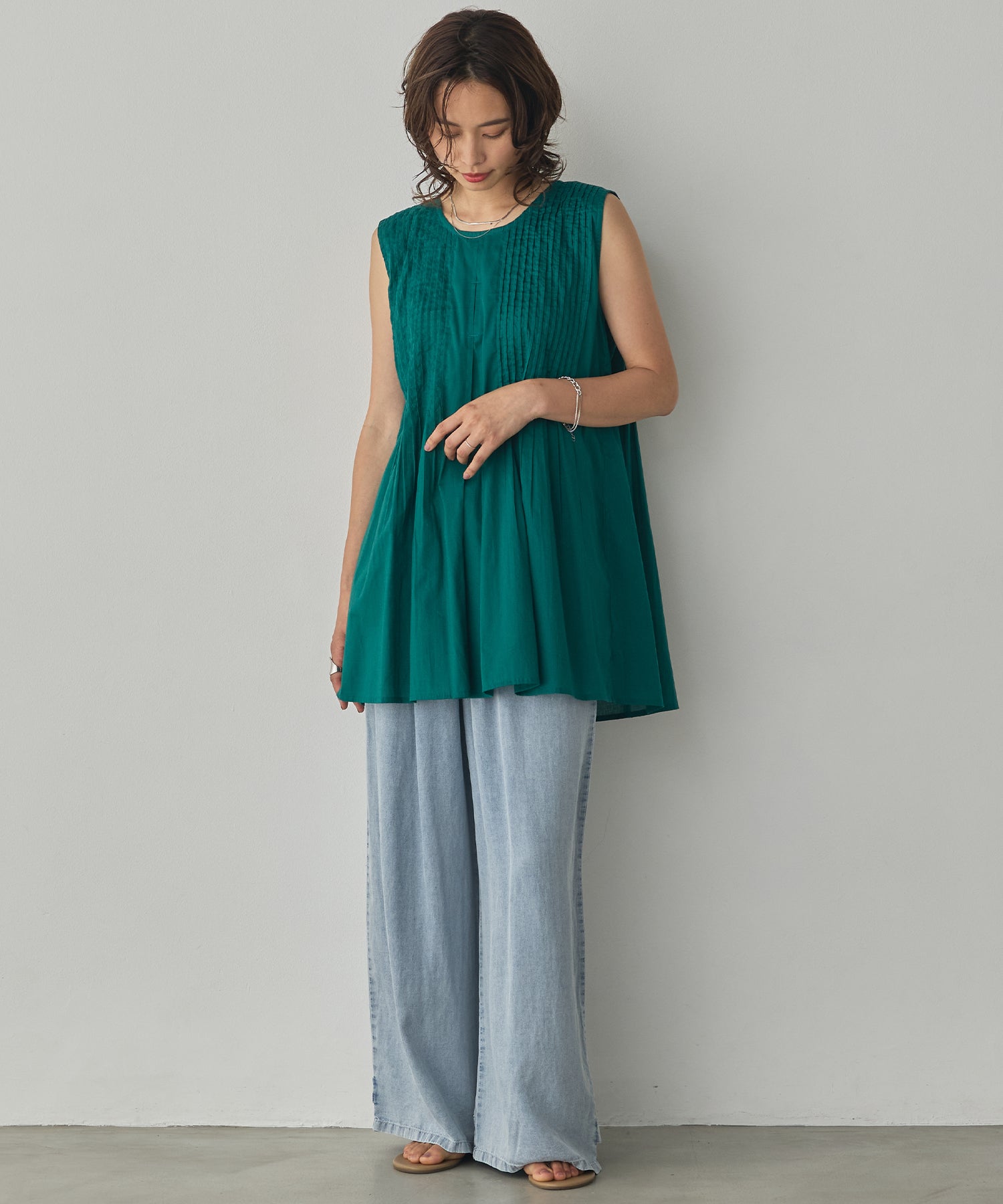 PINTUCK SLEEVELESS BLOUSE