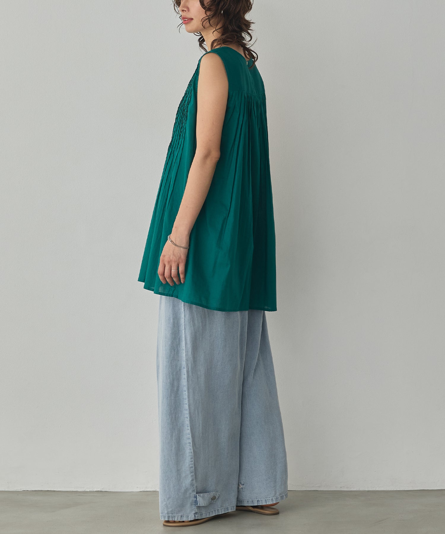 PINTUCK SLEEVELESS BLOUSE