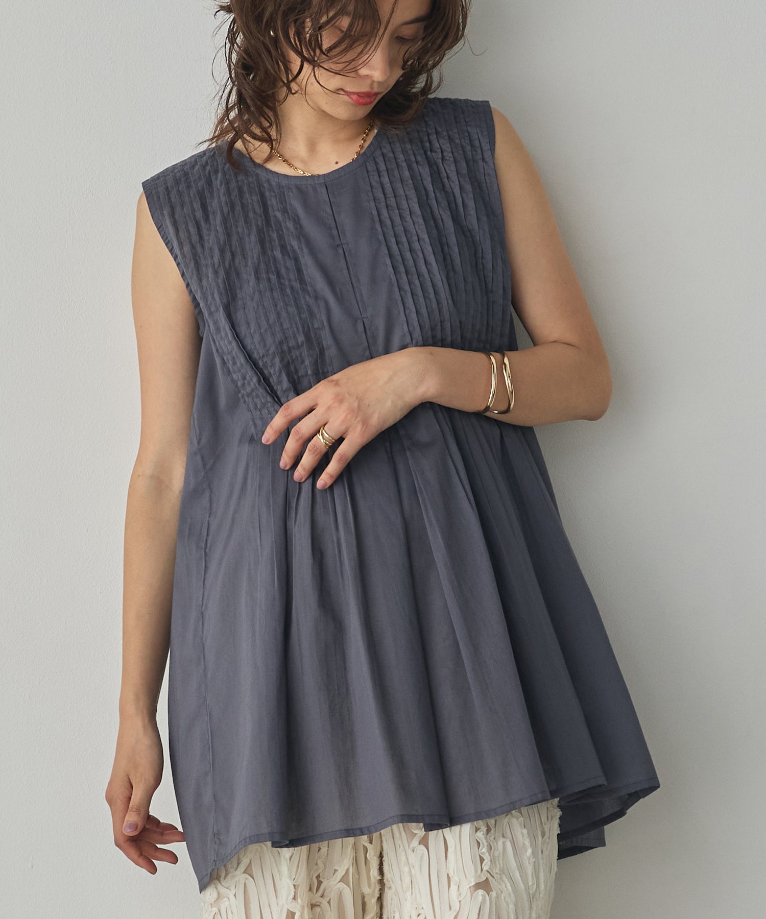 PINTUCK SLEEVELESS BLOUSE