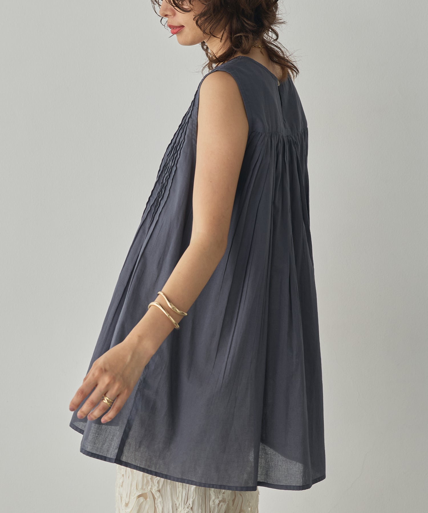 PINTUCK SLEEVELESS BLOUSE