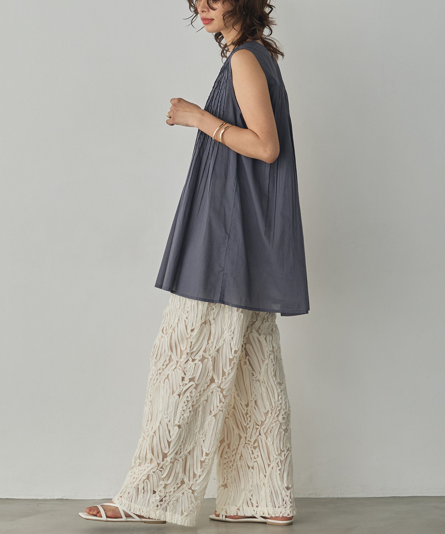 PINTUCK SLEEVELESS BLOUSE