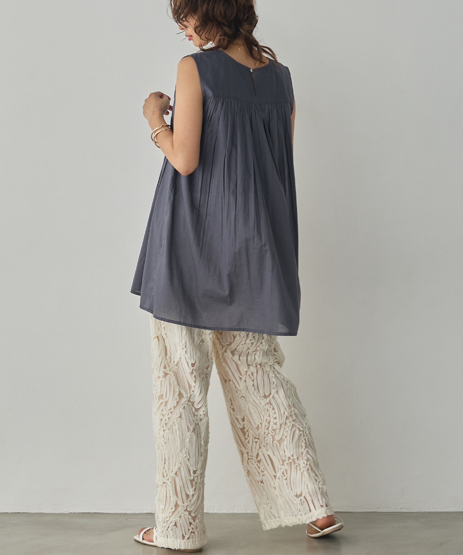 PINTUCK SLEEVELESS BLOUSE