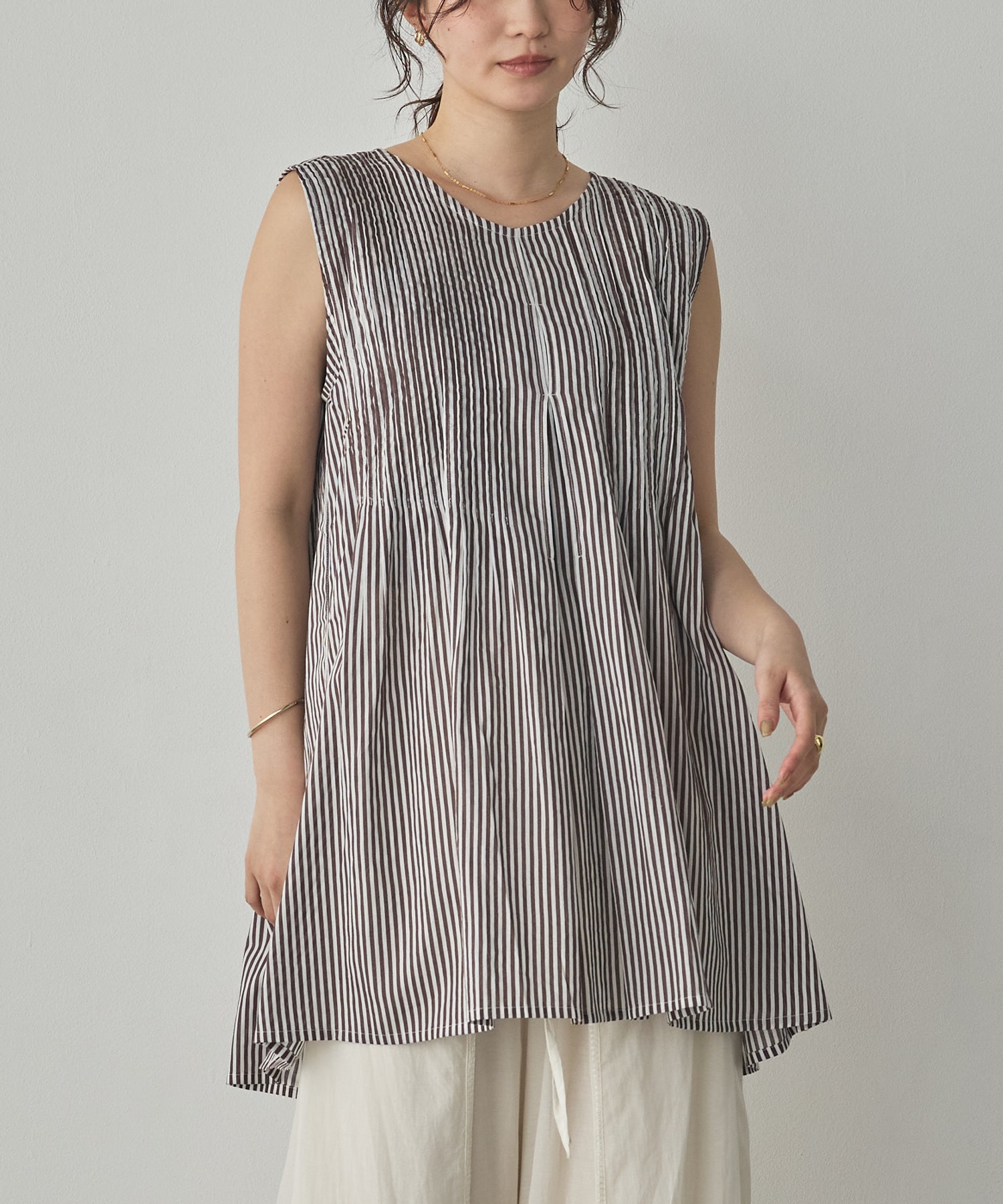 PINTUCK SLEEVELESS BLOUSE