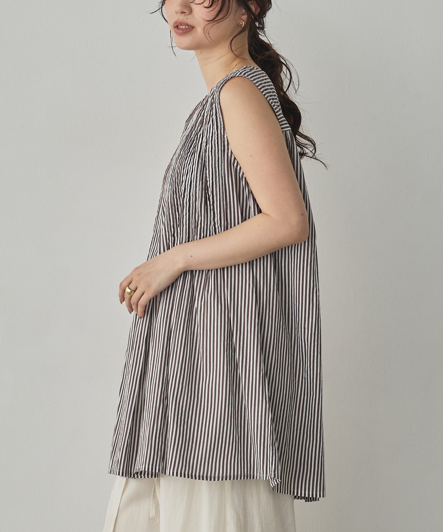 PINTUCK SLEEVELESS BLOUSE
