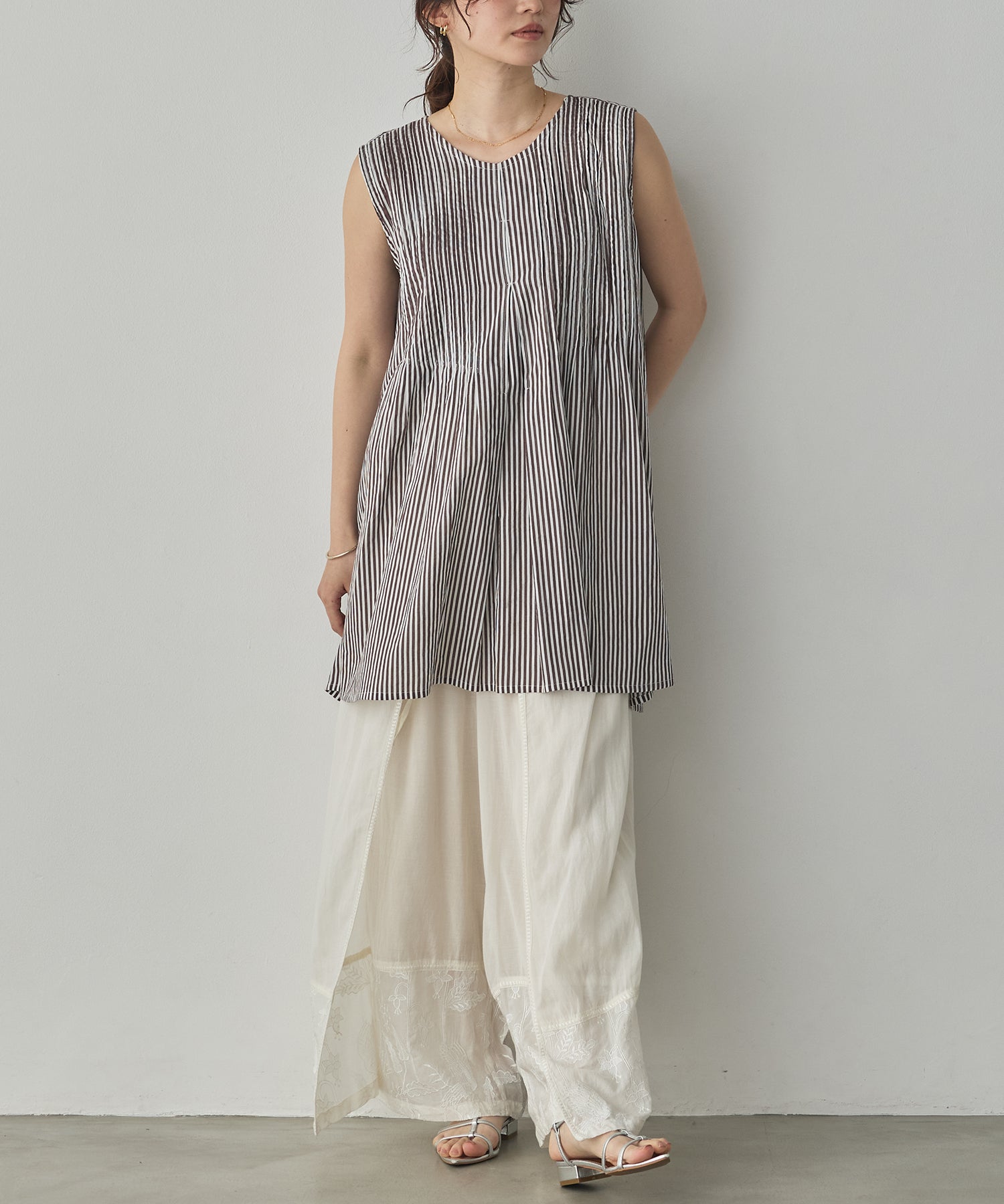PINTUCK SLEEVELESS BLOUSE
