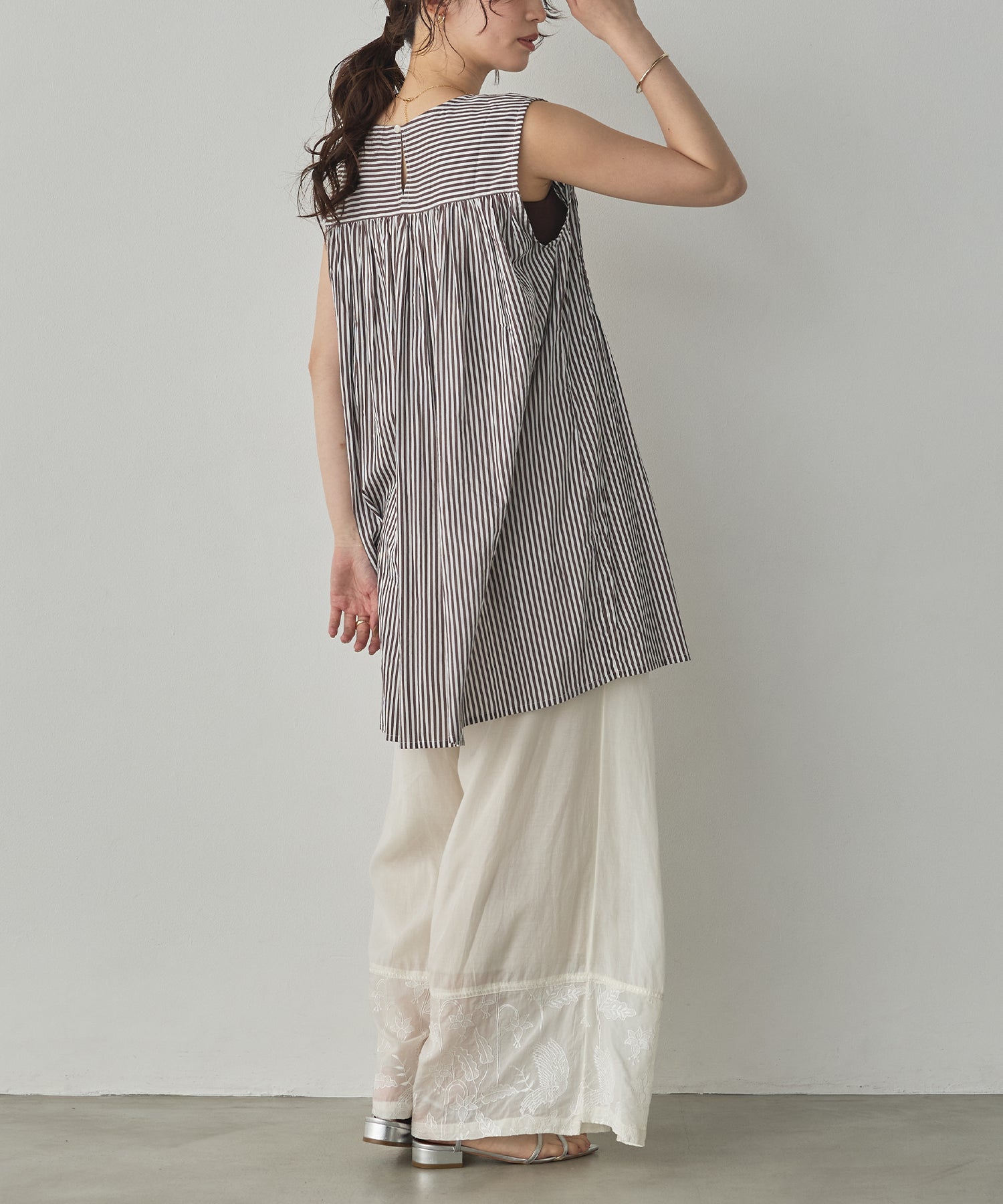 PINTUCK SLEEVELESS BLOUSE