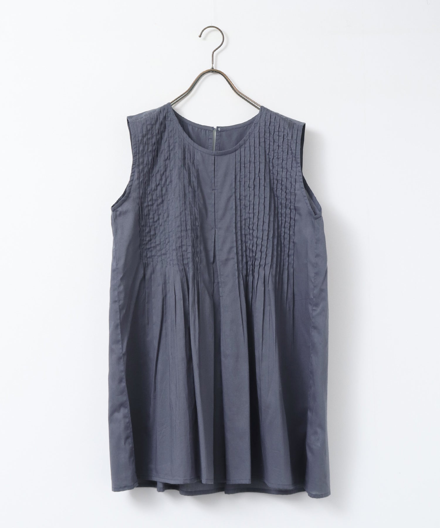 PINTUCK SLEEVELESS BLOUSE
