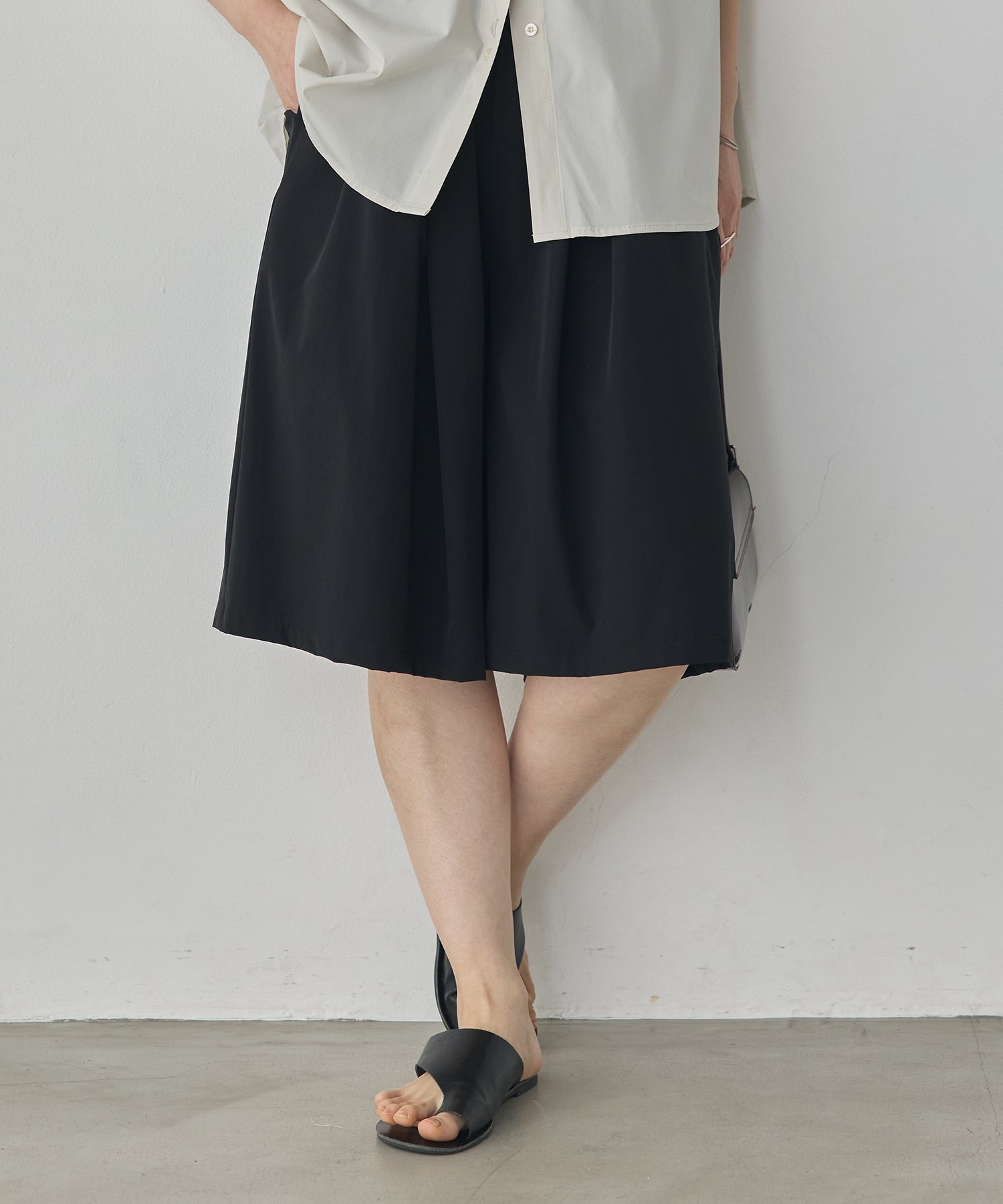 [ICE TOUCH] PLEATED SHORTS