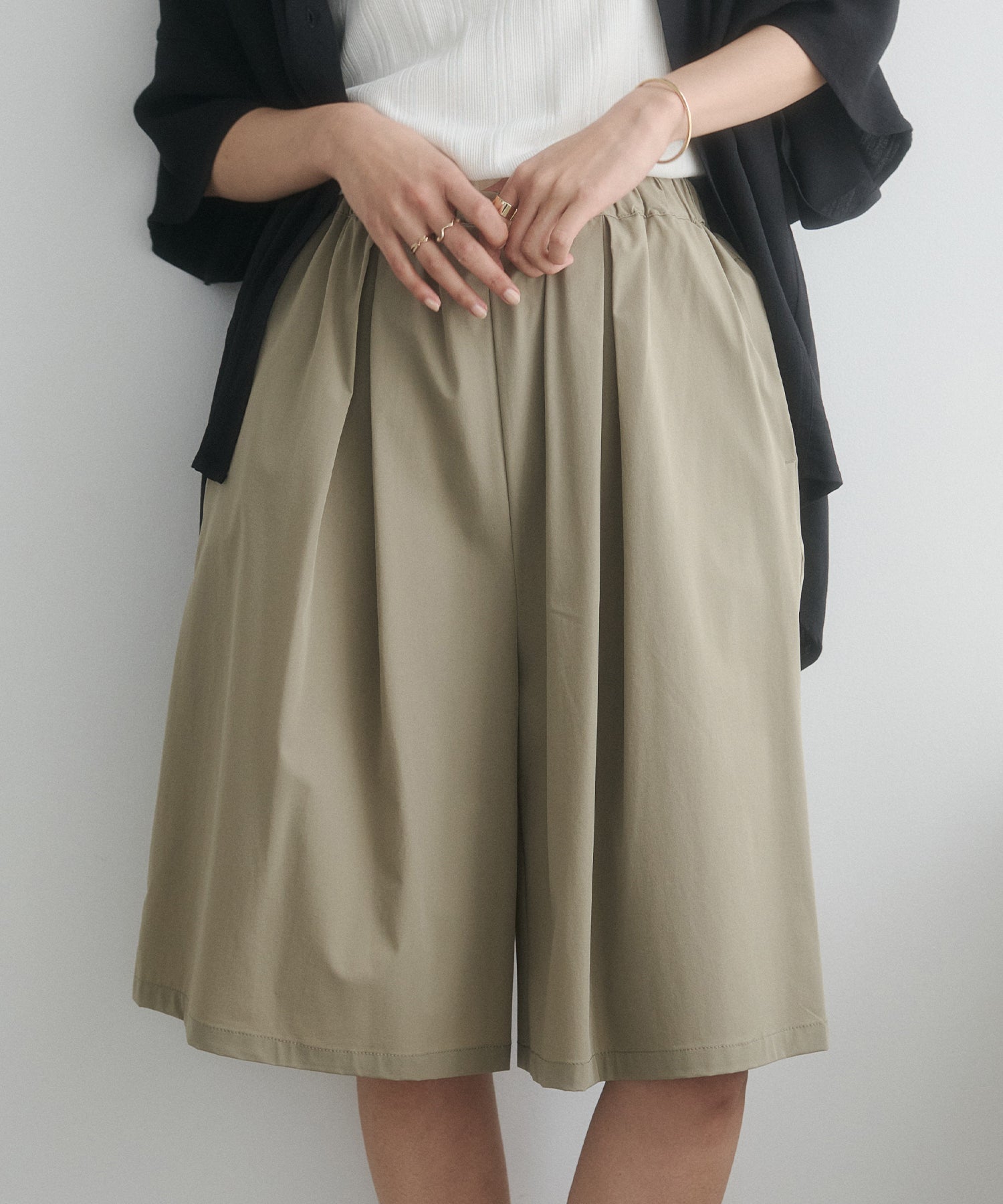 [ICE TOUCH] PLEATED SHORTS