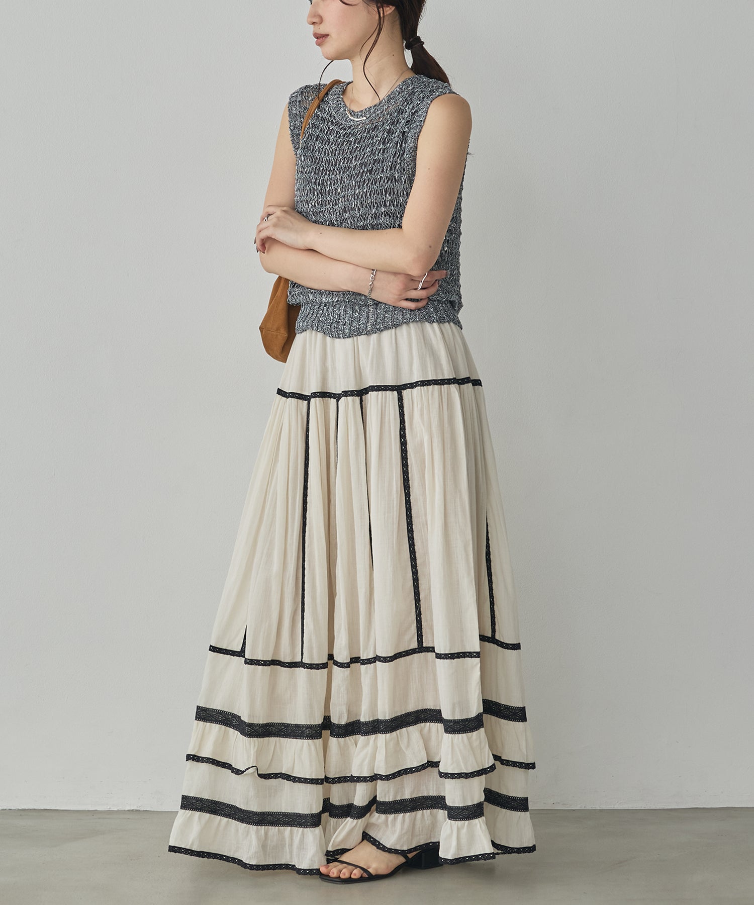 LACE-PATTERNED TIERED SKIRT