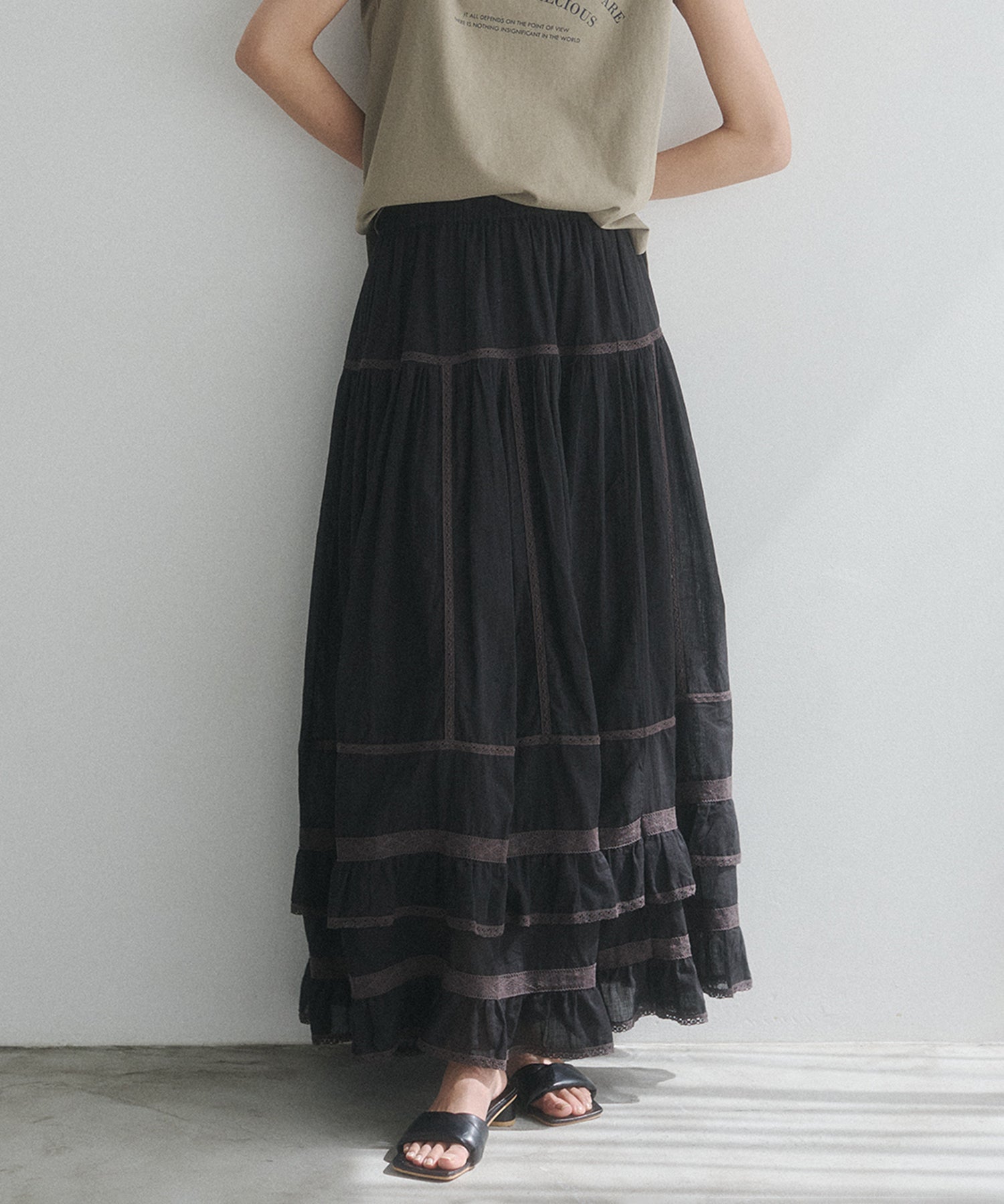 LACE-PATTERNED TIERED SKIRT