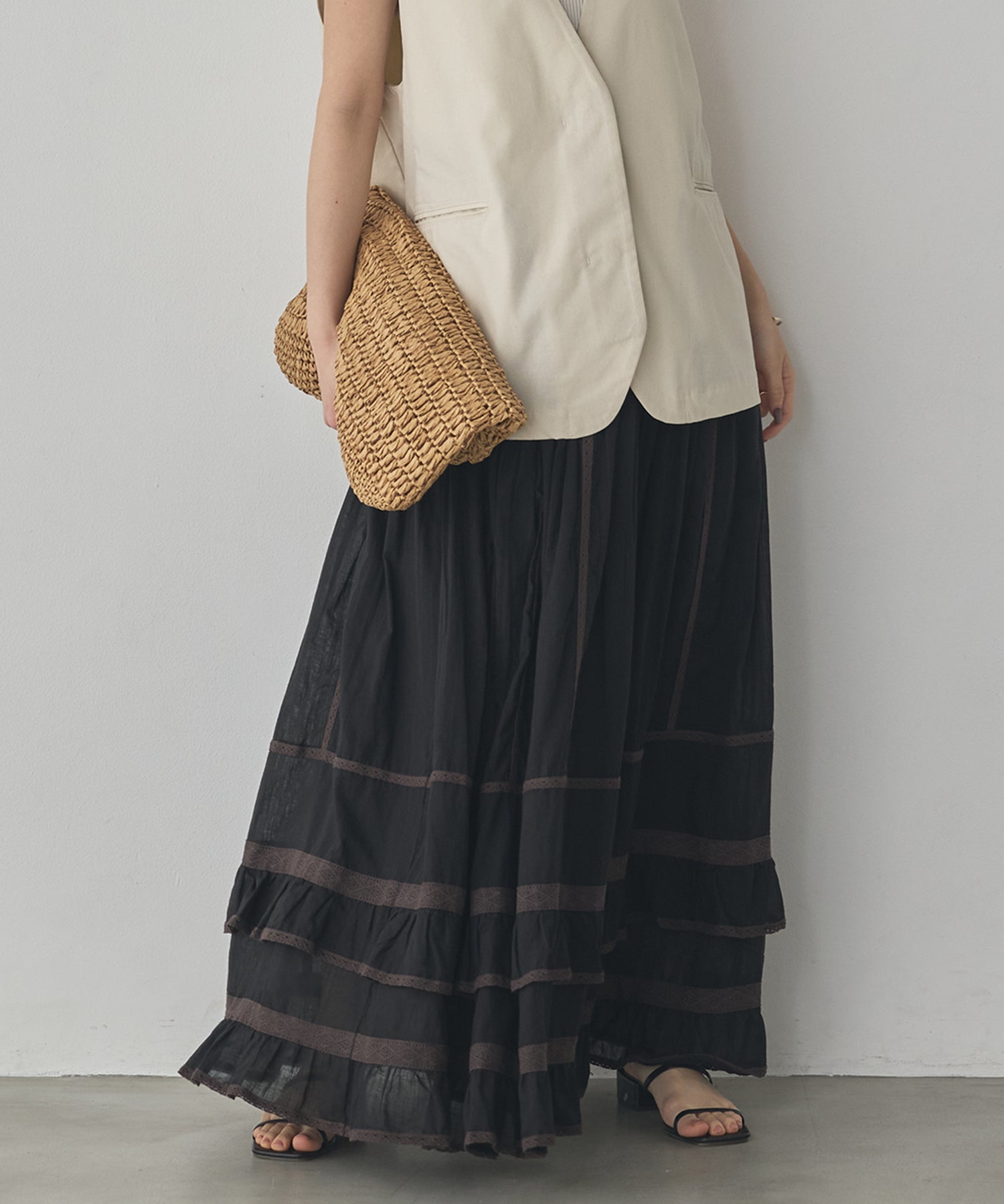 LACE-PATTERNED TIERED SKIRT