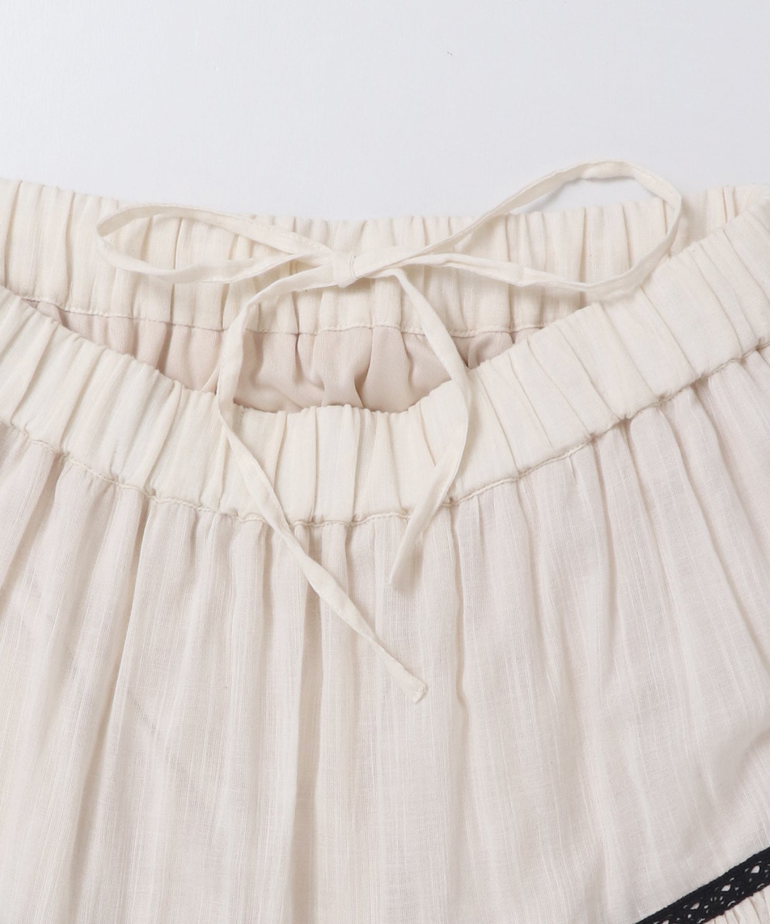 LACE-PATTERNED TIERED SKIRT