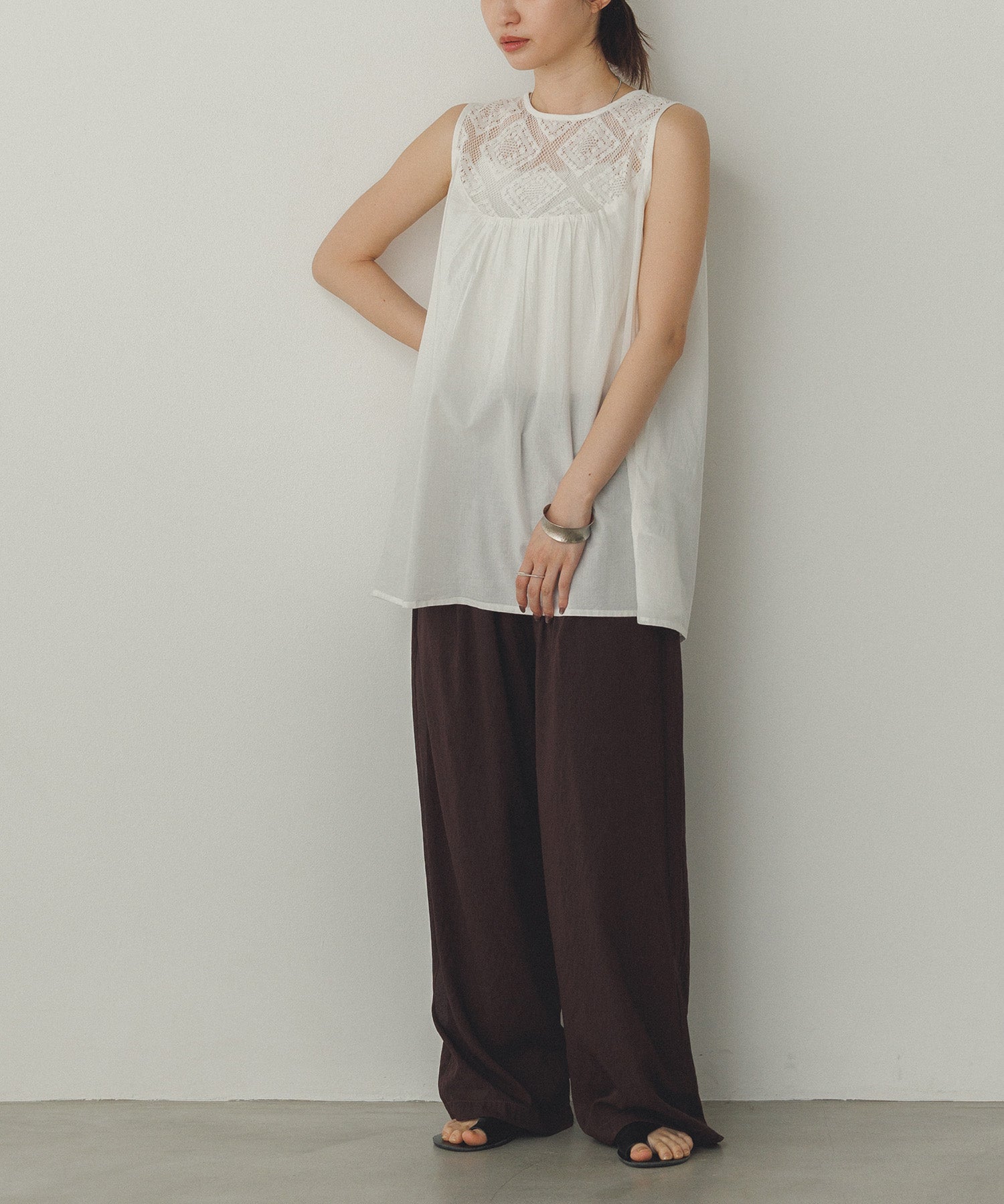 LACE SLEEVELESS BLOUSE
