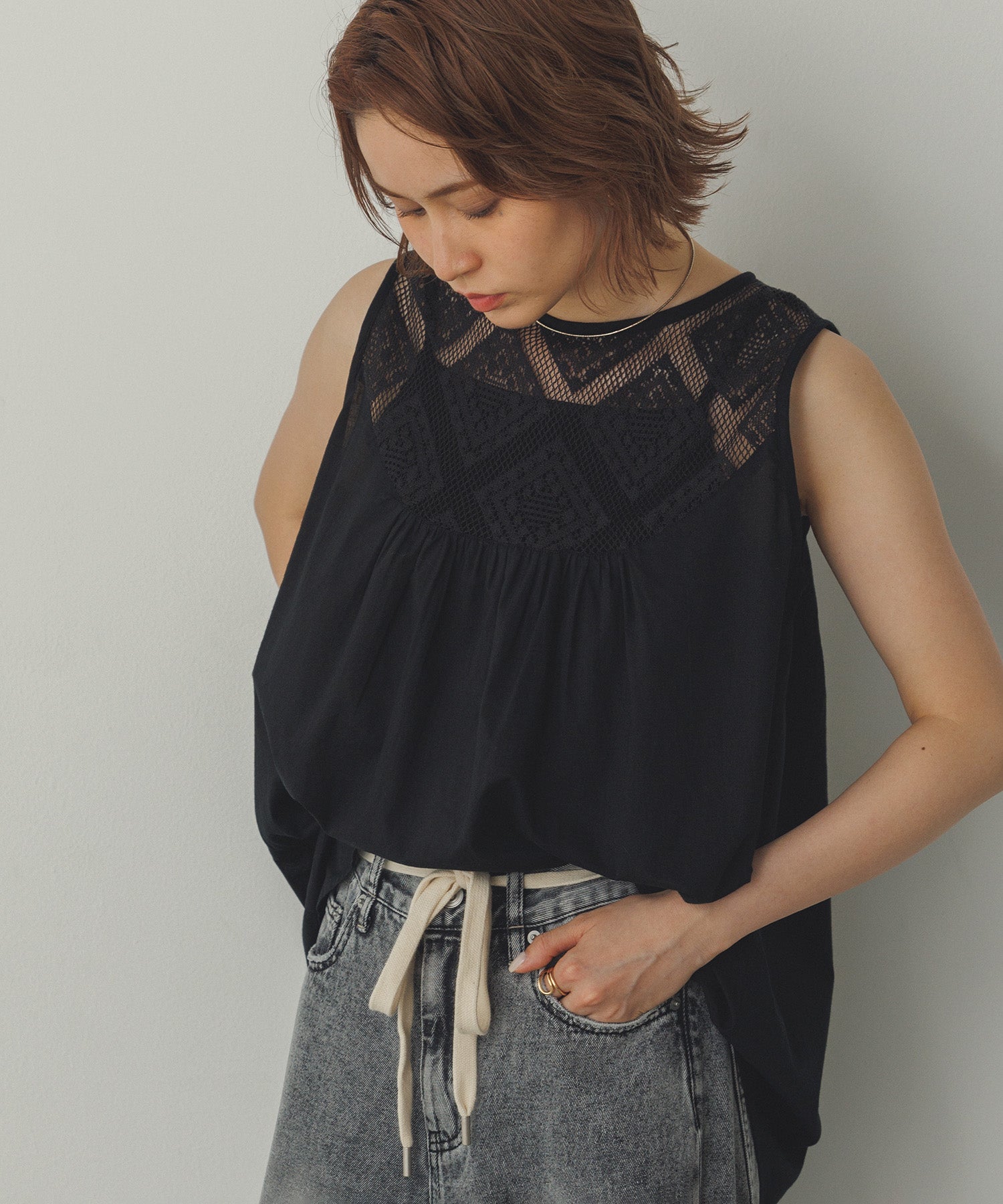 LACE SLEEVELESS BLOUSE