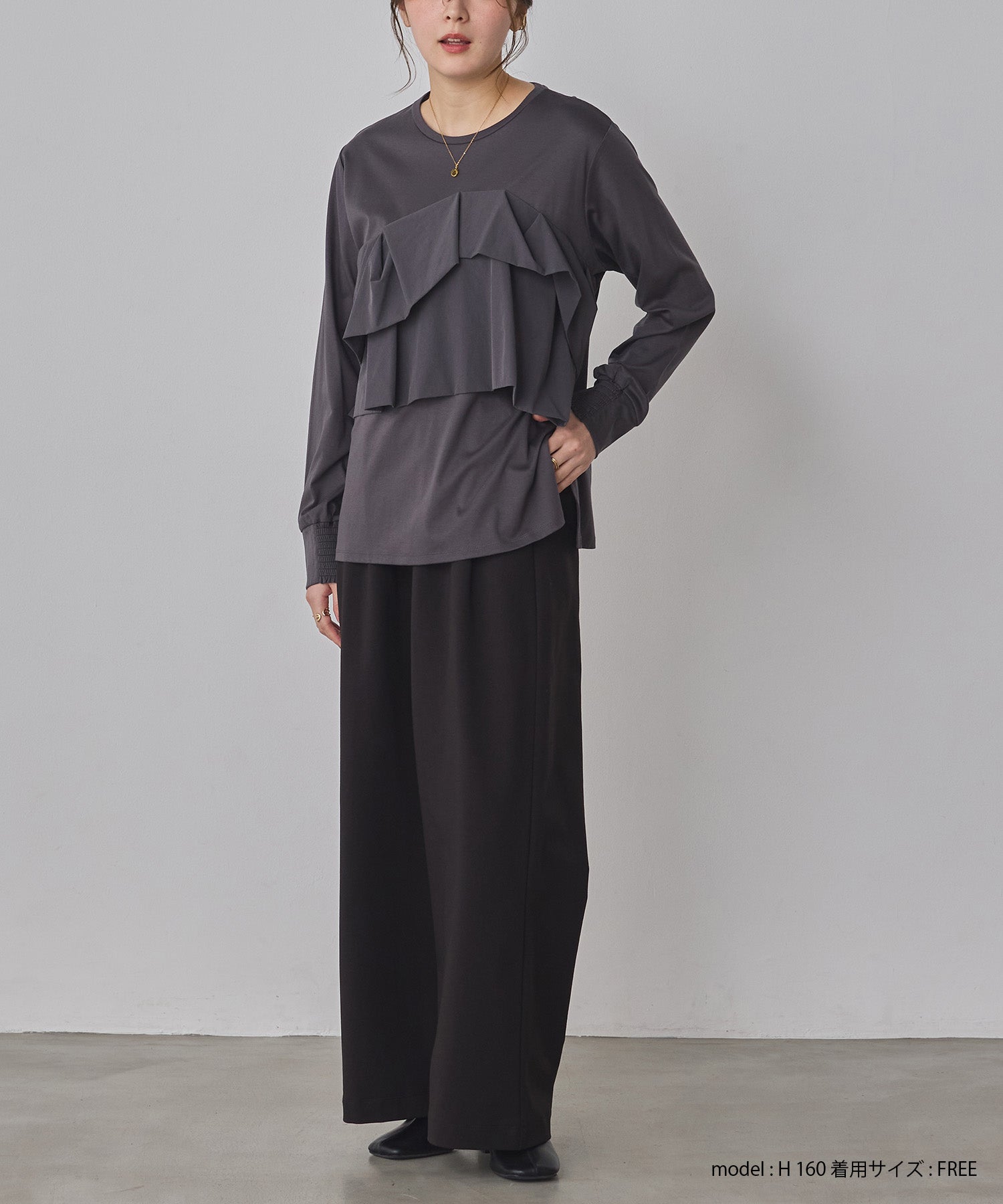りん※プロフご覧ください※ページ　5235袖長め　流れるようなデザイン FRONT FRILL LONG T-SHIRT