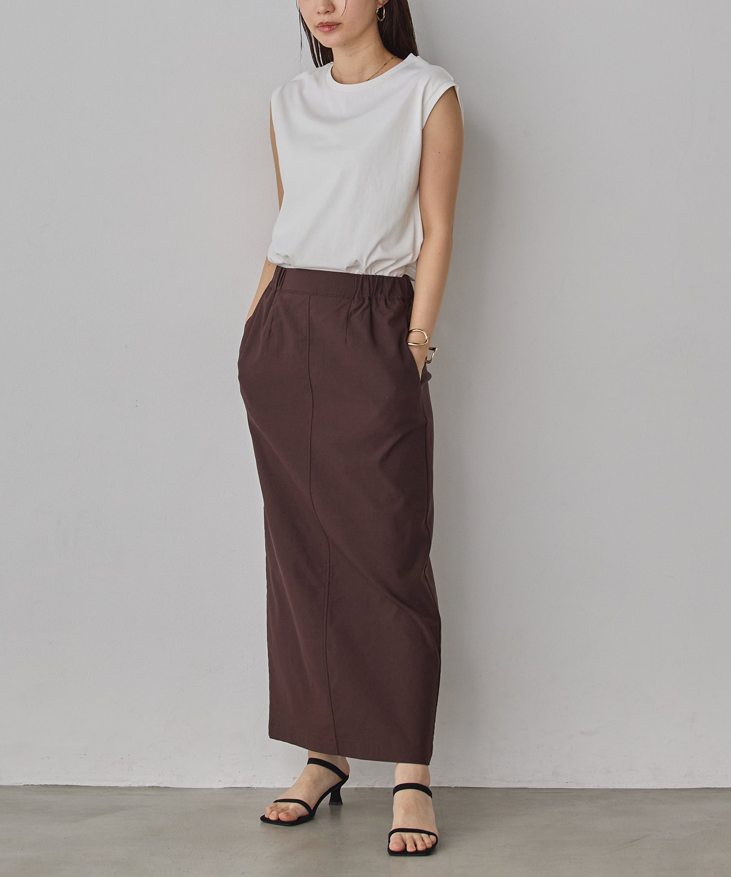 BASIC SLEEVELESS TOP